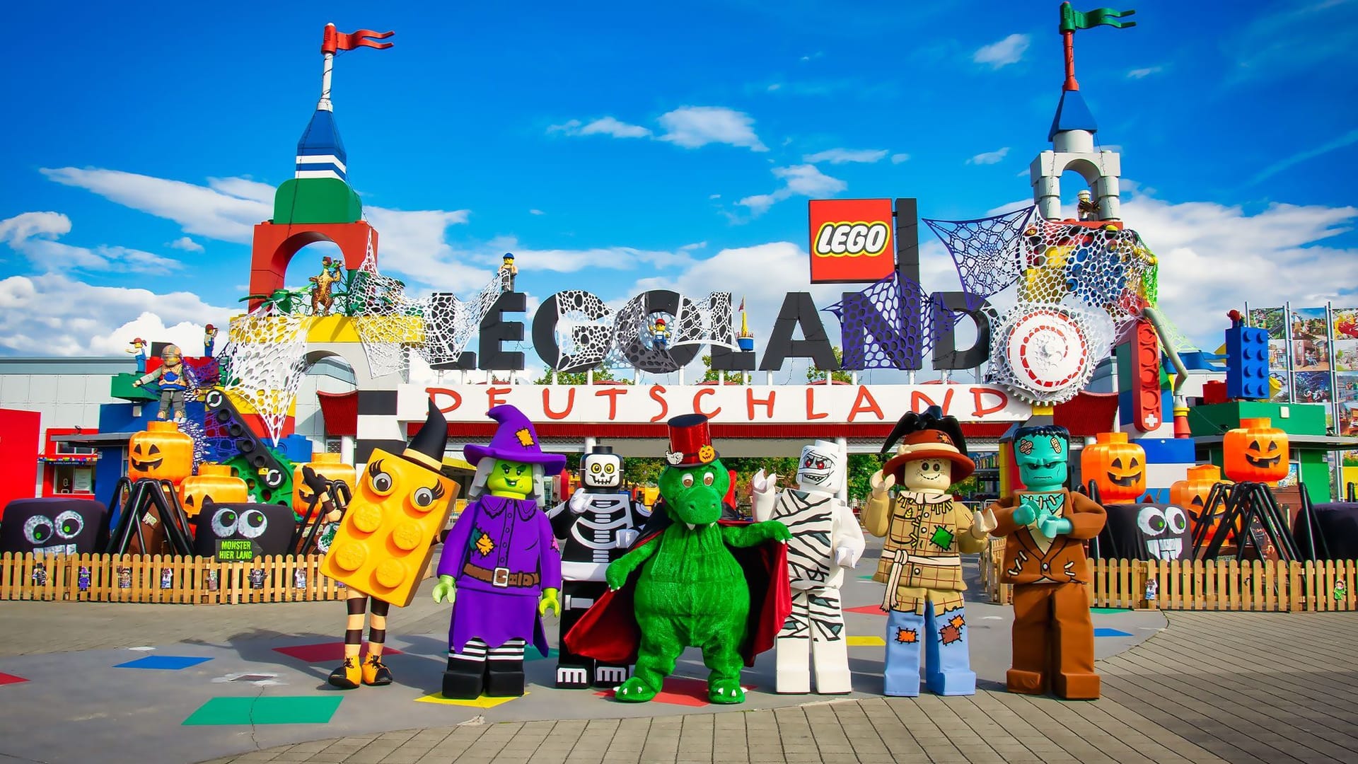 Halloween-Figuren vor dem Legoland: Noch bis Anfang Oktober lädt der Freizeitpark in Günzburg zur Monster-Party ein.