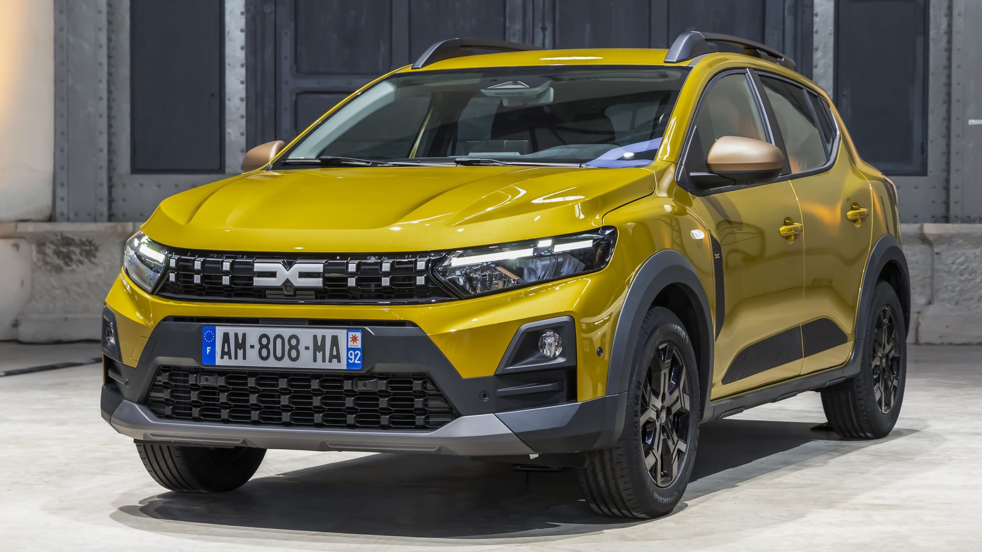 Neues unter der Haube: Der Sandero Stepway präsentiert sich optisch leicht aufgefrischt und mit Hybridantrieb. Neues unter der Haube: Der Sandero Stepway präsentiert sich optisch leicht aufgefrischt und mit Hybridantrieb.
