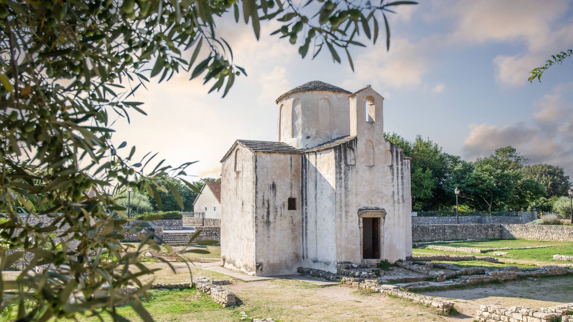 Die Heilig-Kreuz-Kirche wurde vermutlich um das Jahr 800 erbaut.