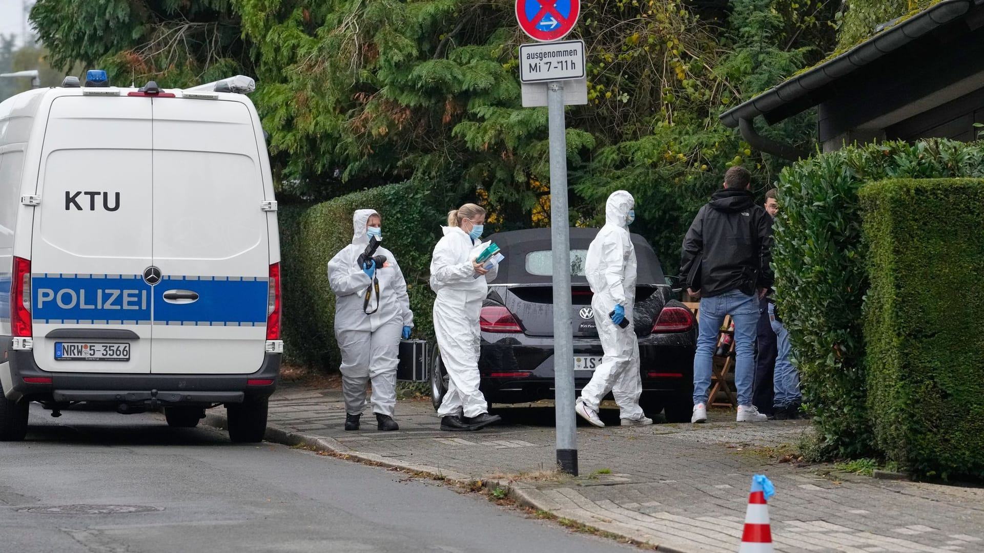 Forensiker arbeiten am Tatort in Herdecke: Die neue Bürgermeisterin erlitt bei einem Angriff diverse Messerverletzungen. Forensiker arbeiten am Tatort in Herdecke: Die neue Bürgermeisterin erlitt bei einem Angriff diverse Messerverletzungen.