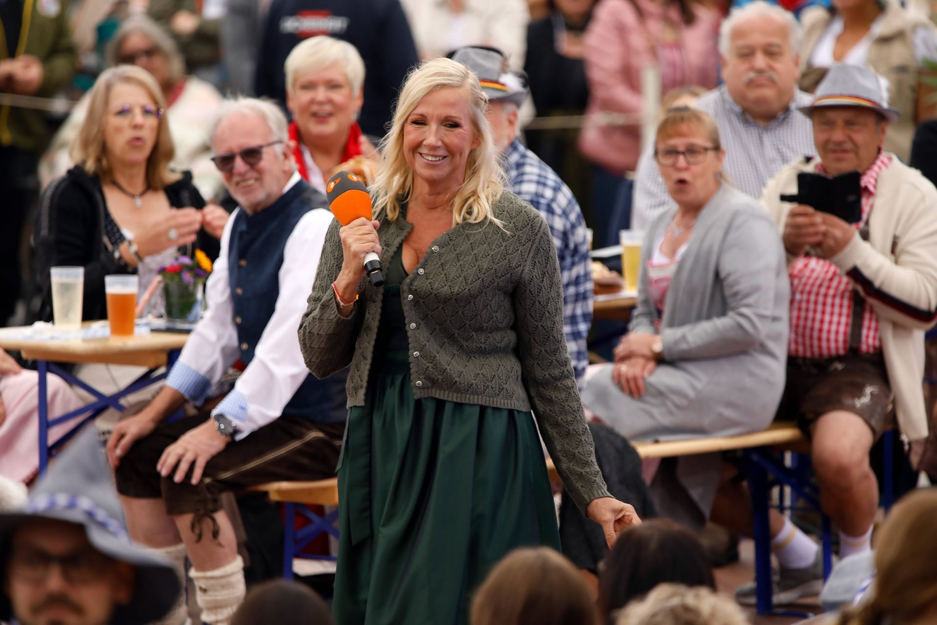 Publikumskontakt gibt es im "Fernsehgarten" viel: Besonders Andrea Kiewel ist für ihre Nähe zu den Zuschauern bekannt. Publikumskontakt gibt es im "Fernsehgarten" viel: Besonders Andrea Kiewel ist für ihre Nähe zu den Zuschauern bekannt.