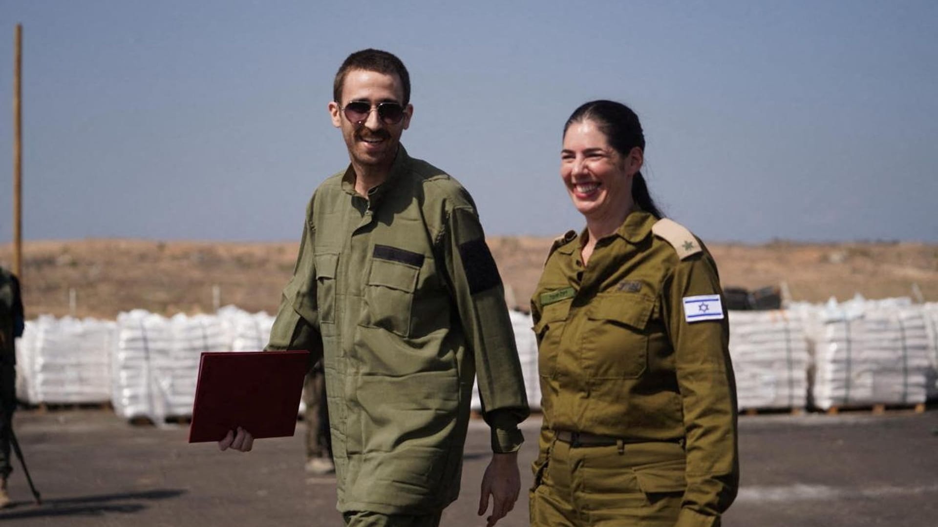 Avinatan Or zusammen mit einer Soldatin der israelischen Armee nach seiner Befreiung. Avinatan Or zusammen mit einer Soldatin der israelischen Armee nach seiner Befreiung.