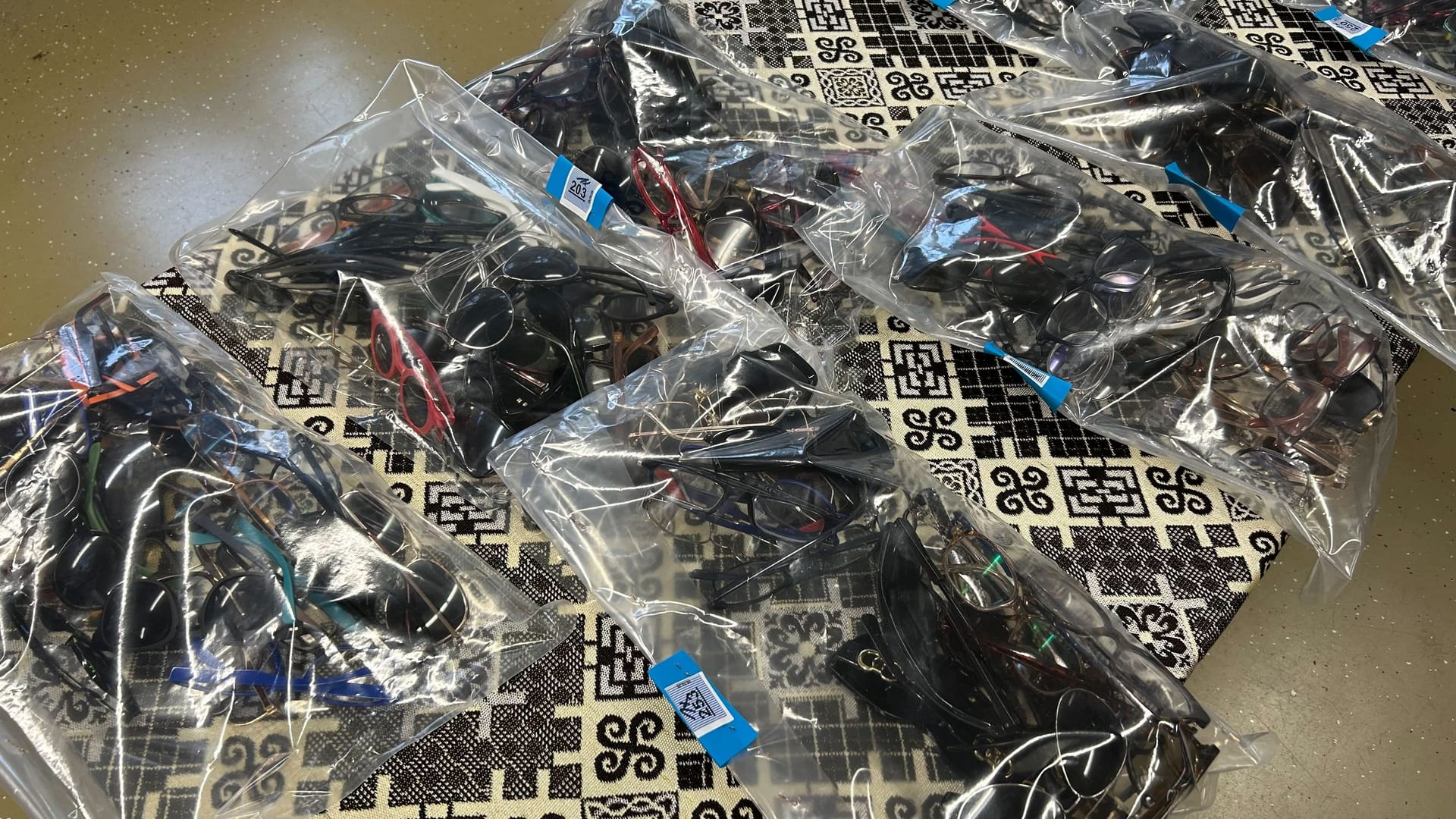 Die Sonnenbrillen sind sorgfältig verpackt: Sie sind bei der Auktion sehr beliebt. Die Sonnenbrillen sind sorgfältig verpackt: Sie sind bei der Auktion sehr beliebt.