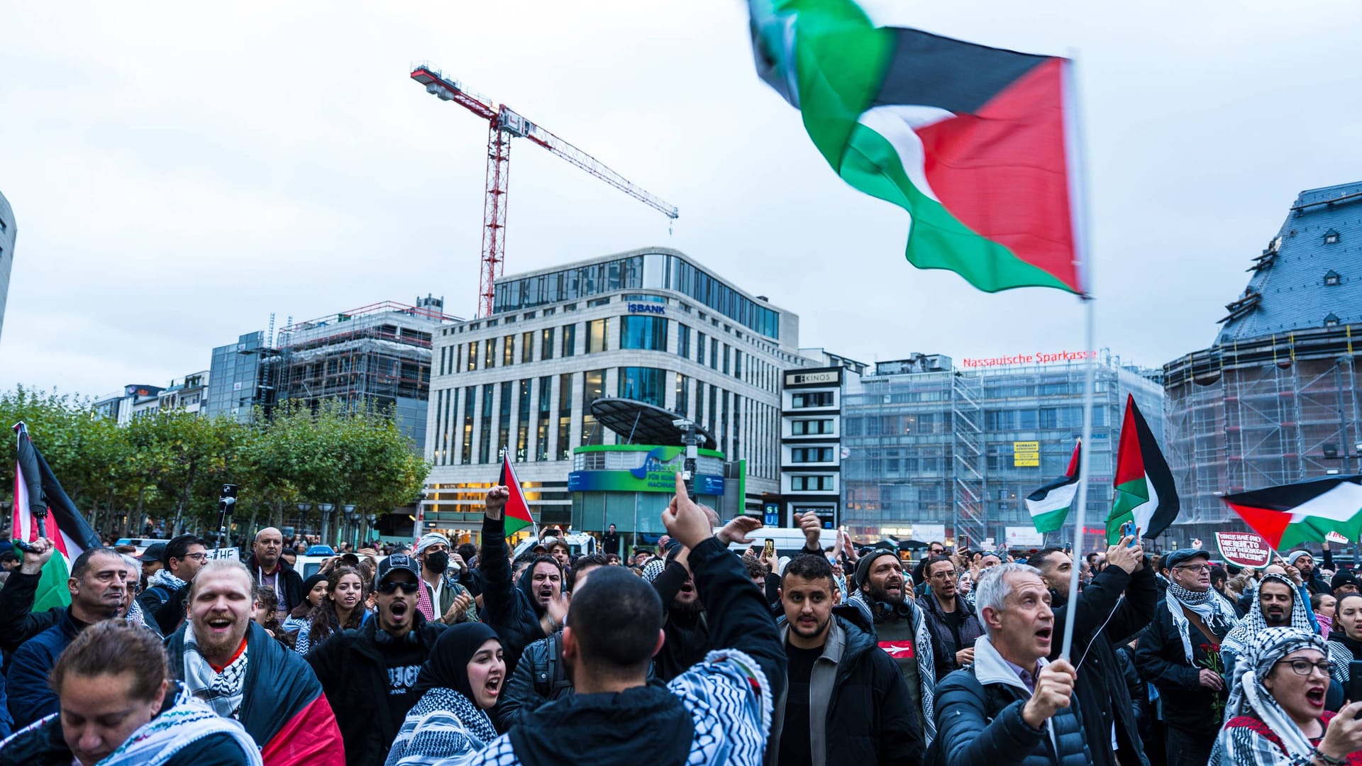 Teilnehmer der Pro-Palästina-Demo in Frankfurt: Vor Ort kam es zu Gegenprotesten. Teilnehmer der Pro-Palästina-Demo in Frankfurt: Vor Ort kam es zu Gegenprotesten.