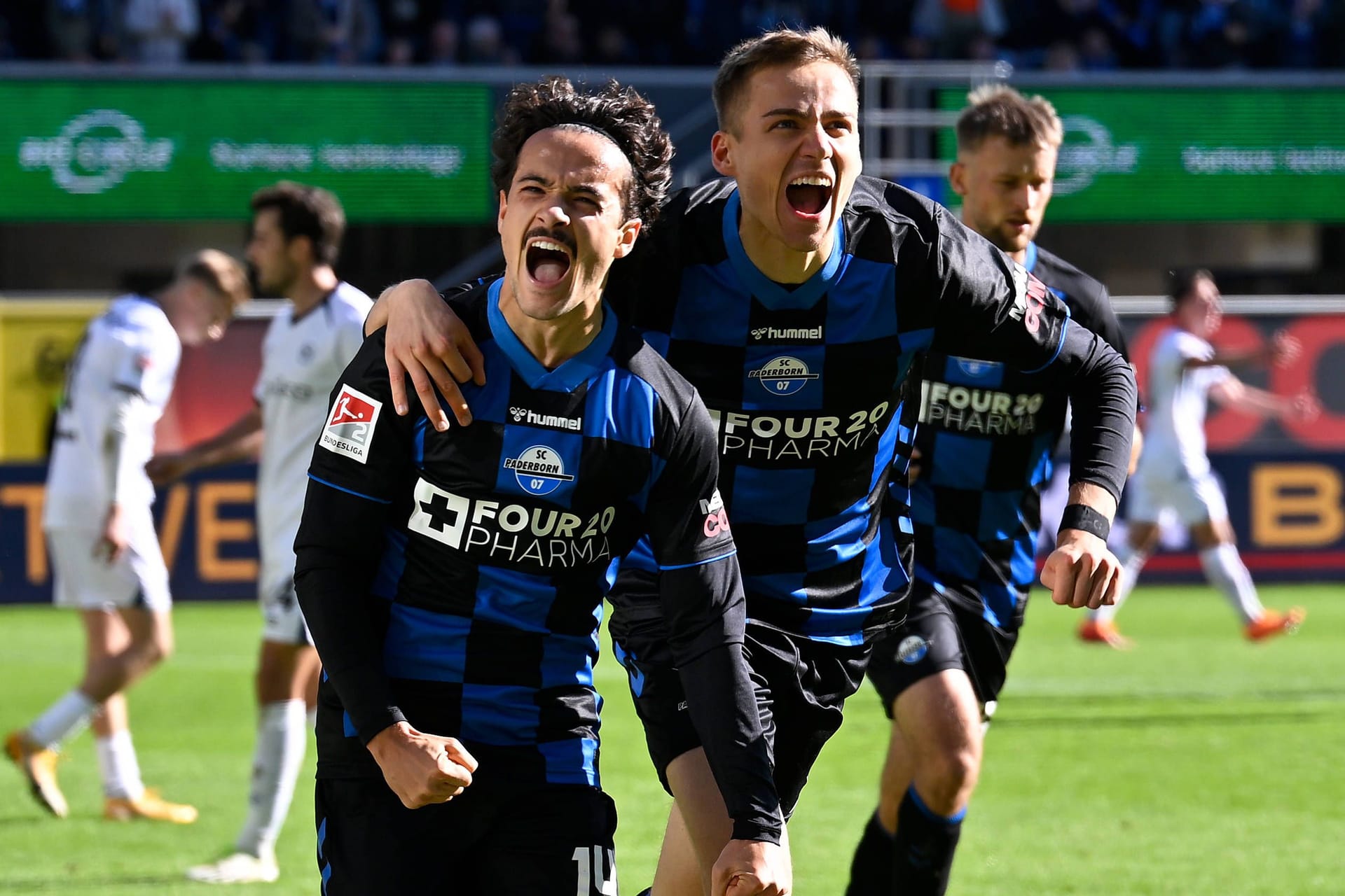 Mika Baur (l.): Der Verein kletterte nach oben. Mika Baur (l.): Der Verein kletterte nach oben.