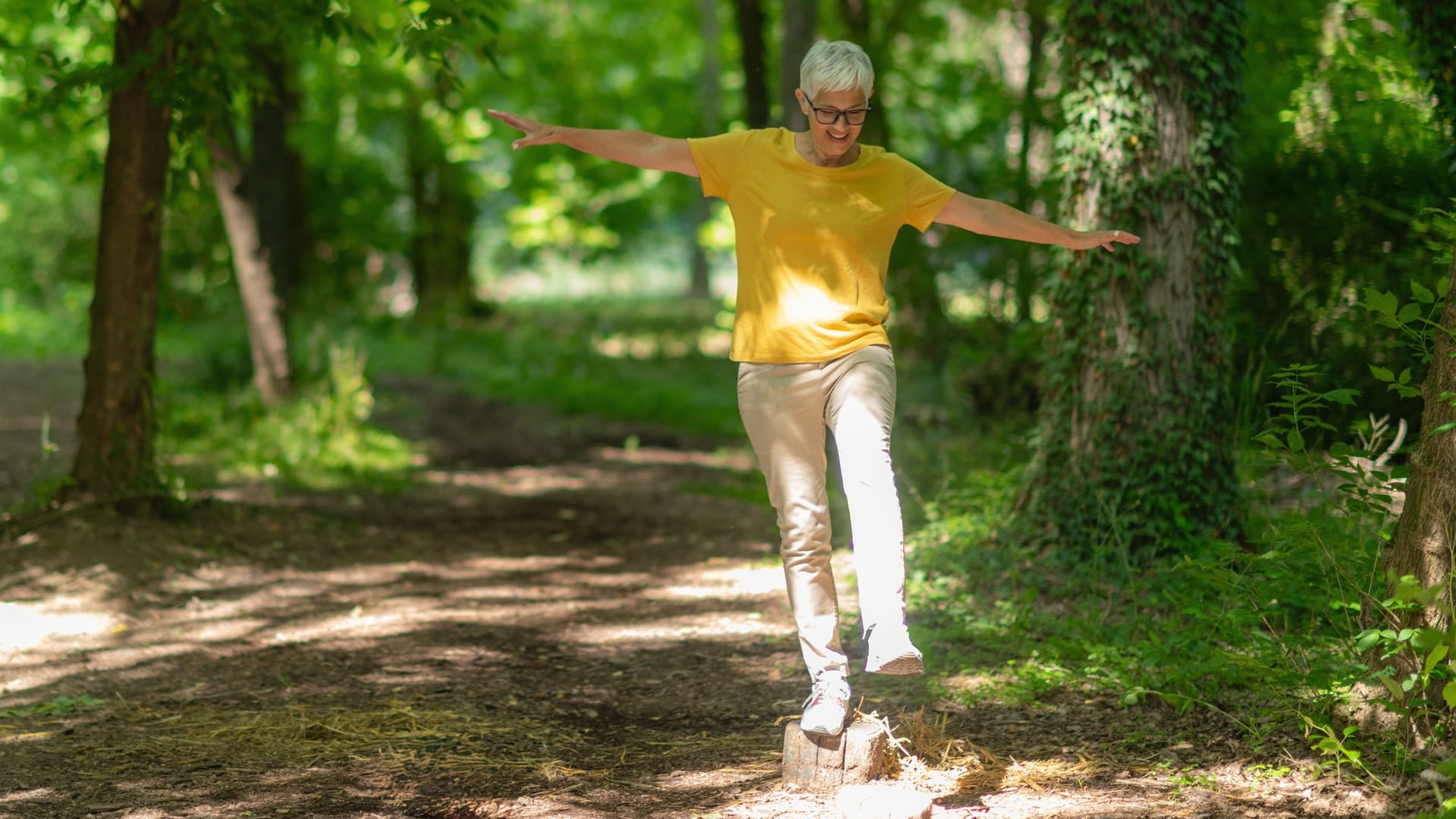 Senioren balanciert: Die Fähigkeit, auf einem Bein zu stehen, nimmt bei uns Menschen mit zunehmendem Alter ab. Senioren balanciert: Die Fähigkeit, auf einem Bein zu stehen, nimmt bei uns Menschen mit zunehmendem Alter ab.