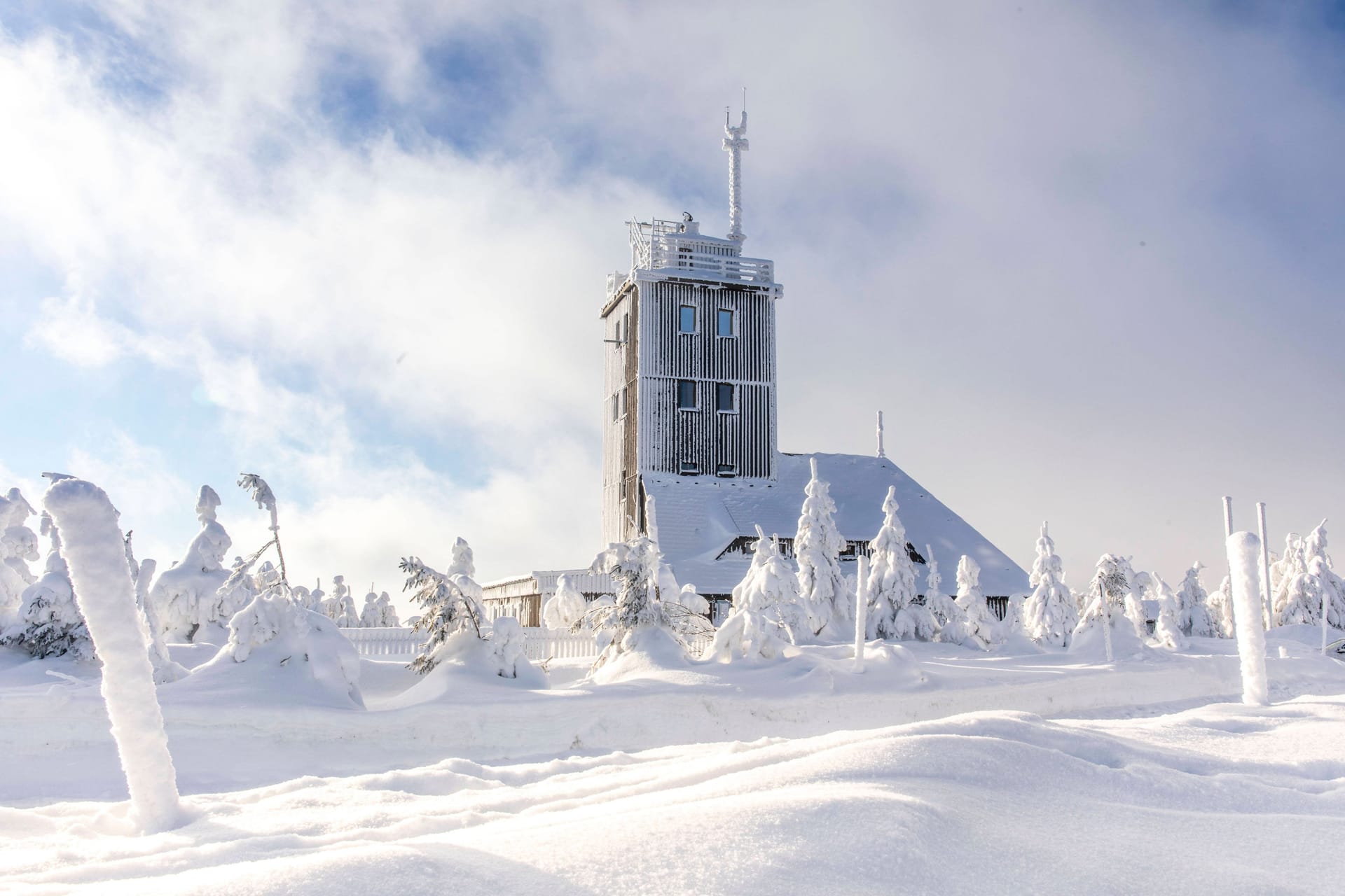 Dezember 2021: Die Landschaft ist auf dem Fichtelberg mit meterhohem Schnee bedeckt.