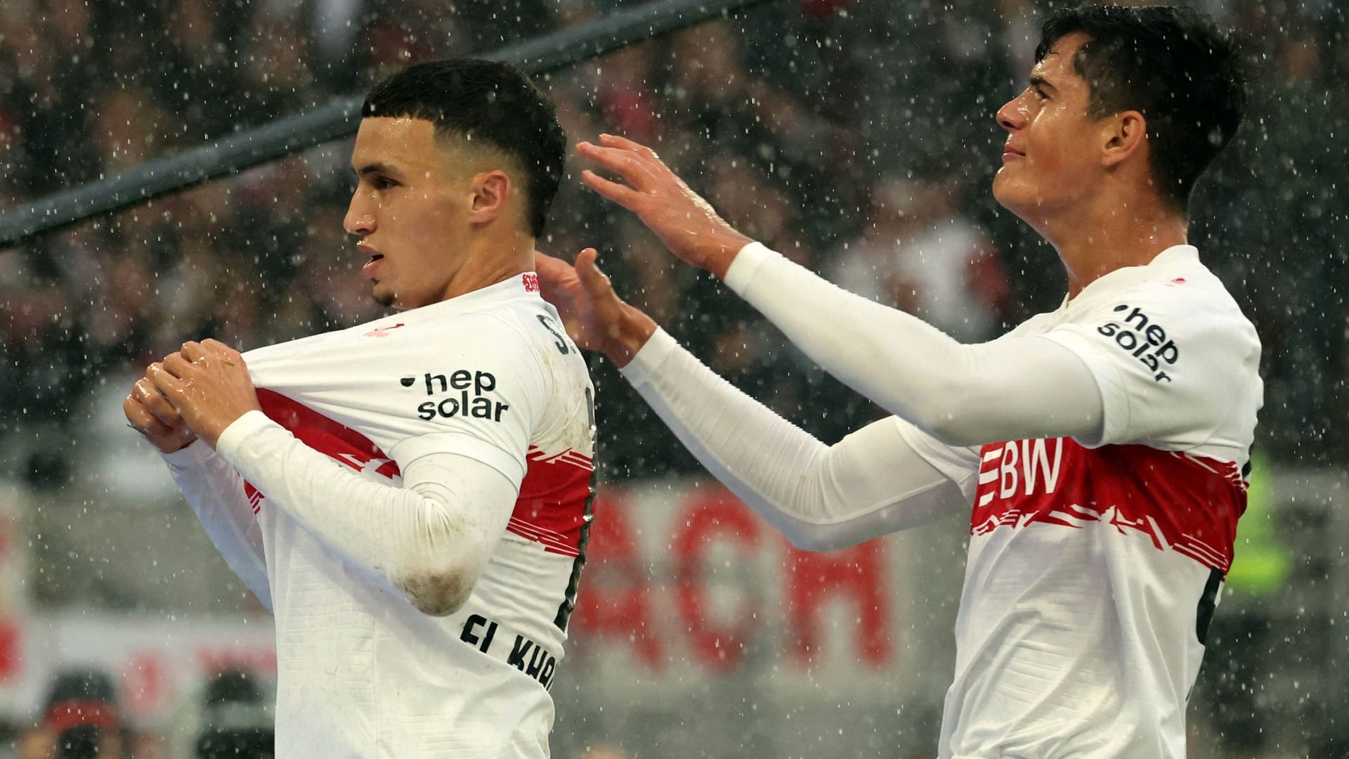 Bilal El Khannouss (l.) feiert seinen Treffer: Der Kreativspieler war erst kurz vor Ende des Transferfensters nach Stuttgart gewechselt.