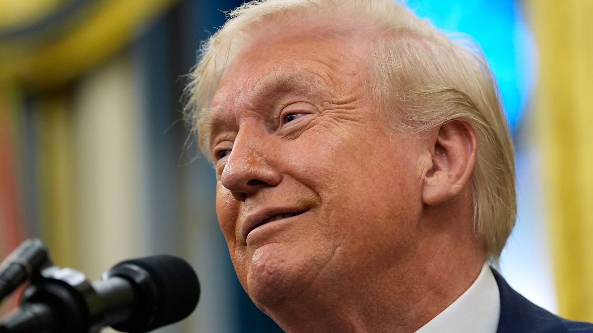 Donald Trump spricht zu Reportern im Weißen Haus. Er bestraft China mit weiteren Zöllen.