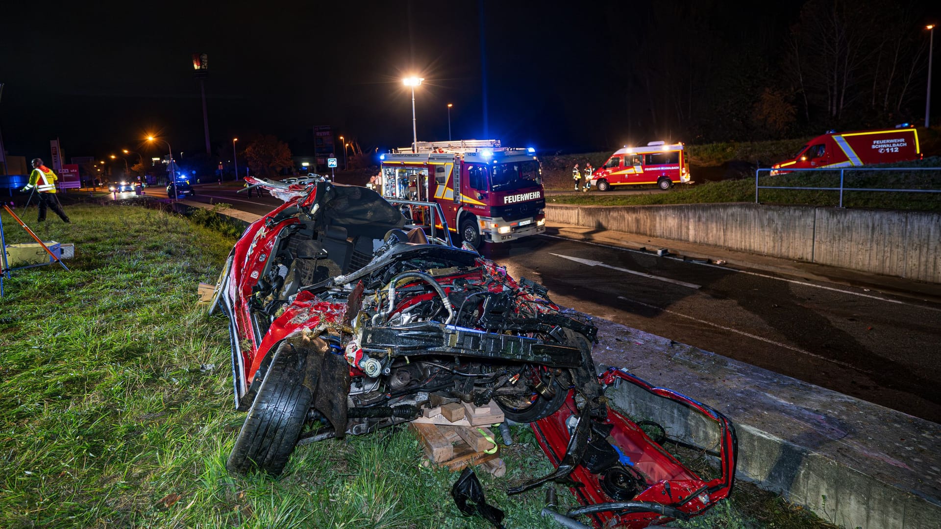 Der völlig zerstörte Golf: Zur Rekonstruktion des Unfalls wurde ein Gutachter herangezogen. Der völlig zerstörte Golf: Zur Rekonstruktion des Unfalls wurde ein Gutachter herangezogen.