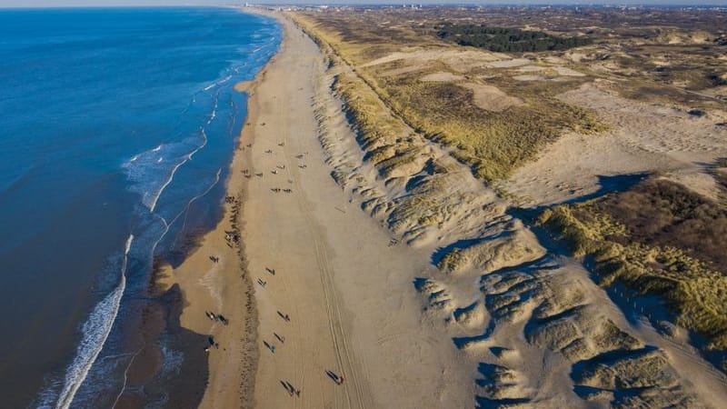 Der Strand von Wassenaar an der Nordsee (Archivbild): Hier lag die Leiche in den Dünen.