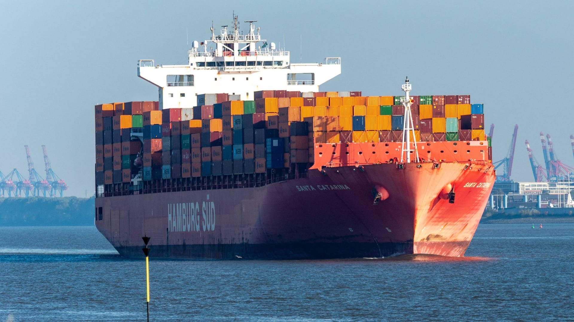 Ein Containerschiff fährt vor Blankenese durch den Hafen (Symbolbild): Die deutschen Reedereien rechnen mit mehr Wachstum. Ein Containerschiff fährt vor Blankenese durch den Hafen (Symbolbild): Die deutschen Reedereien rechnen mit mehr Wachstum.