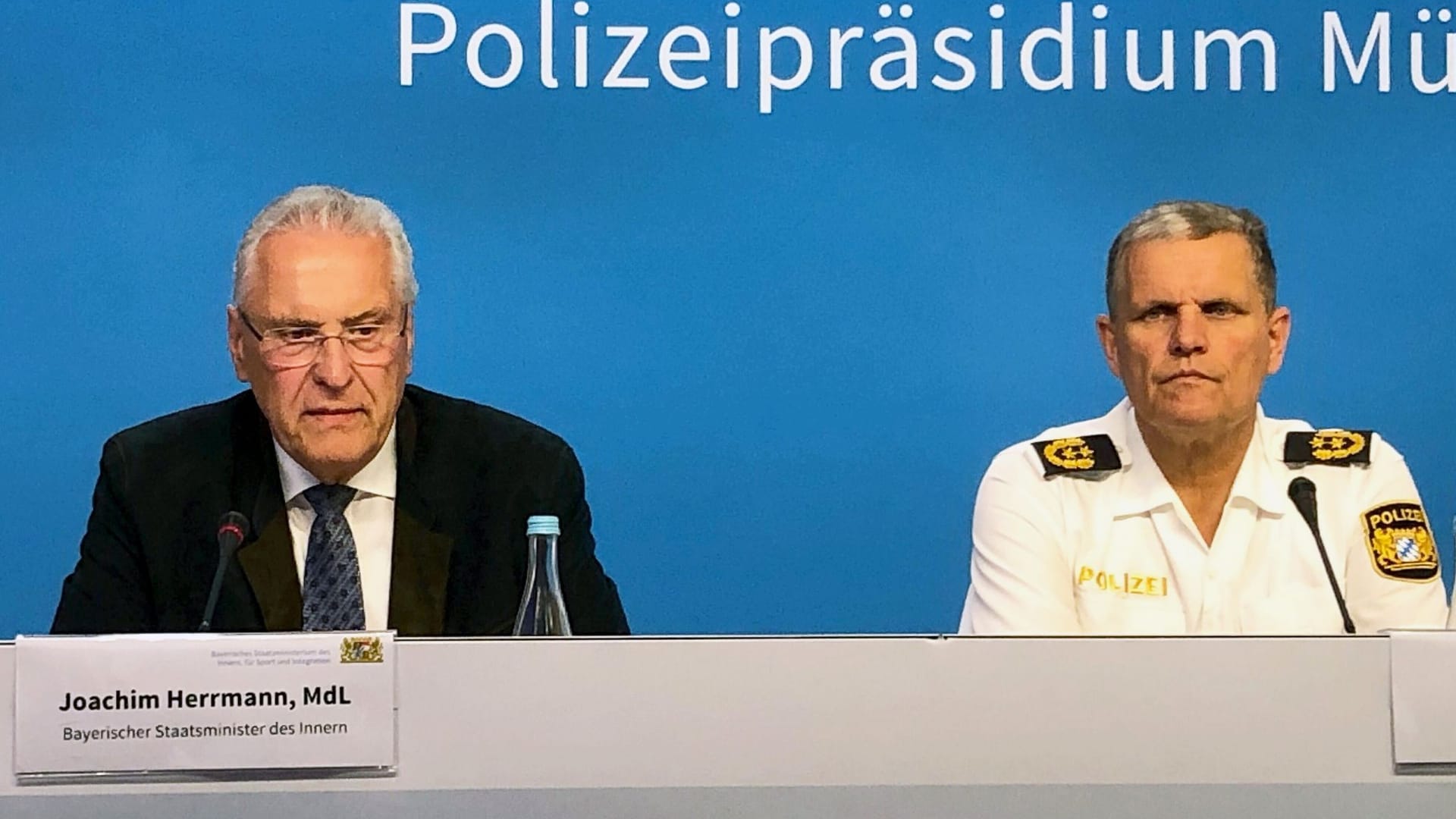 Bayerns Innenminister Joachim Herrmann (CSU, l.) und Münchens Polizeipräsident Thomas Hampel: Sie verkündeten bei einer Pressekonferenz, dass eine zweite Leiche gefunden worden ist. Bayerns Innenminister Joachim Herrmann (CSU, l.) und Münchens Polizeipräsident Thomas Hampel: Sie verkündeten bei einer Pressekonferenz, dass eine zweite Leiche gefunden worden ist.