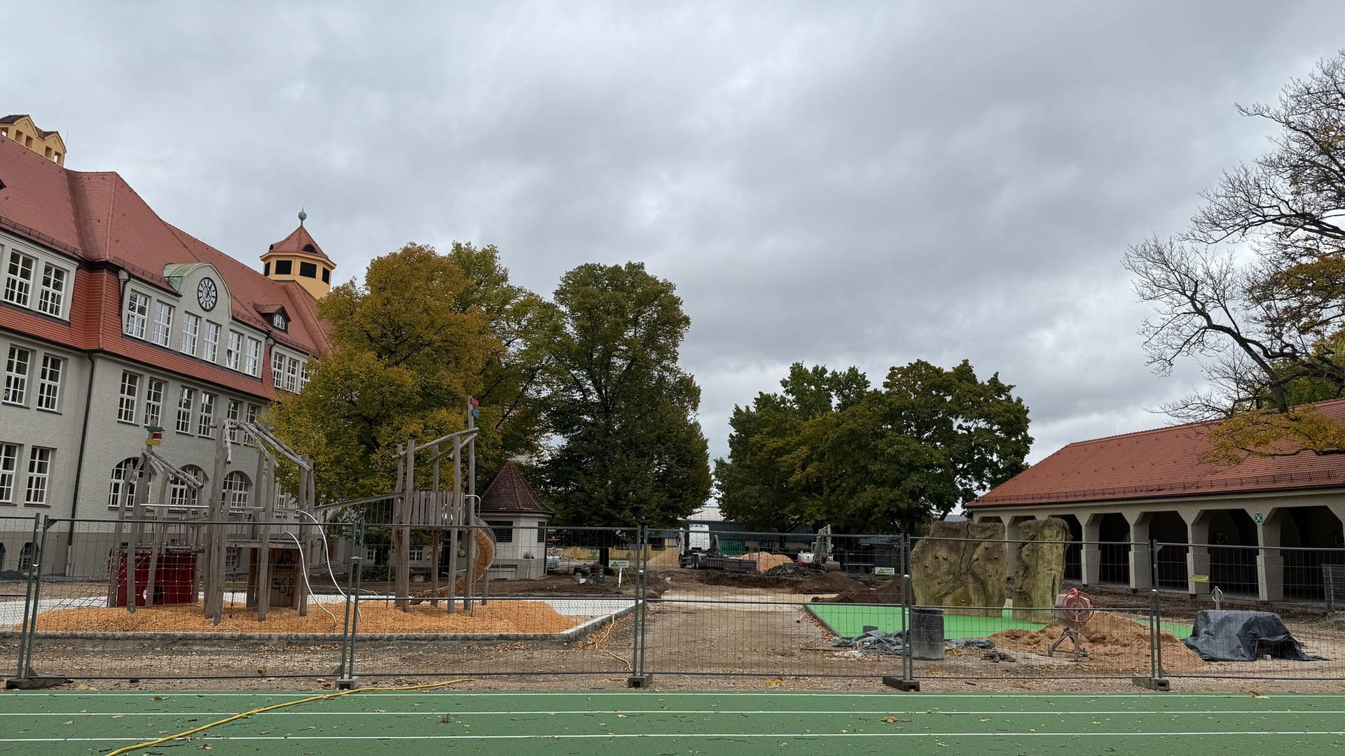 Der Schulhof der Georg-Paul-Amberger-Schule: Auch er wird jetzt umgebaut – und soll deutlich grüner werden.