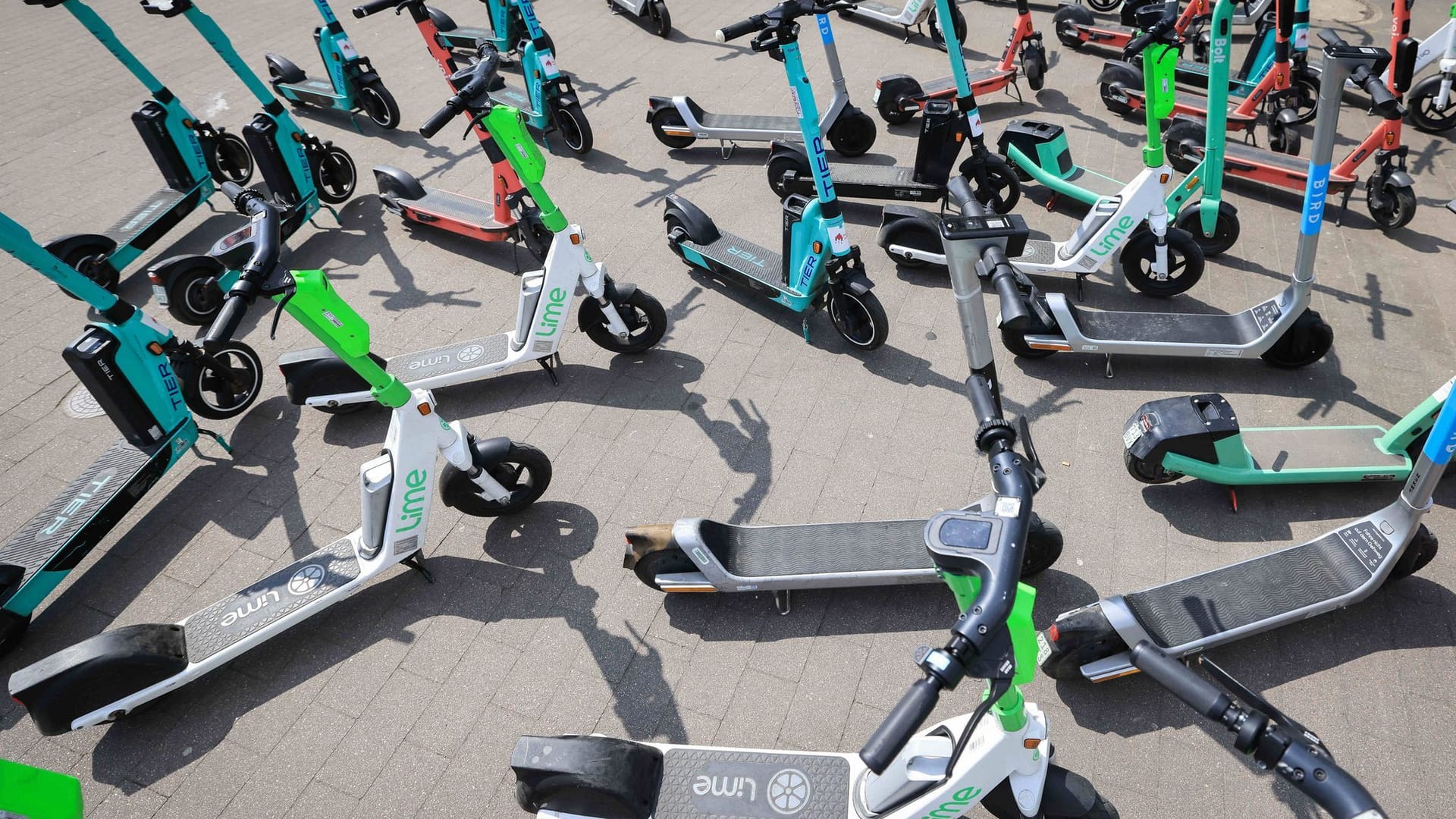 E-Scooter verschiedener Anbieter stehen kreuz und quer E-Scooter verschiedener Anbieter stehen kreuz und quer