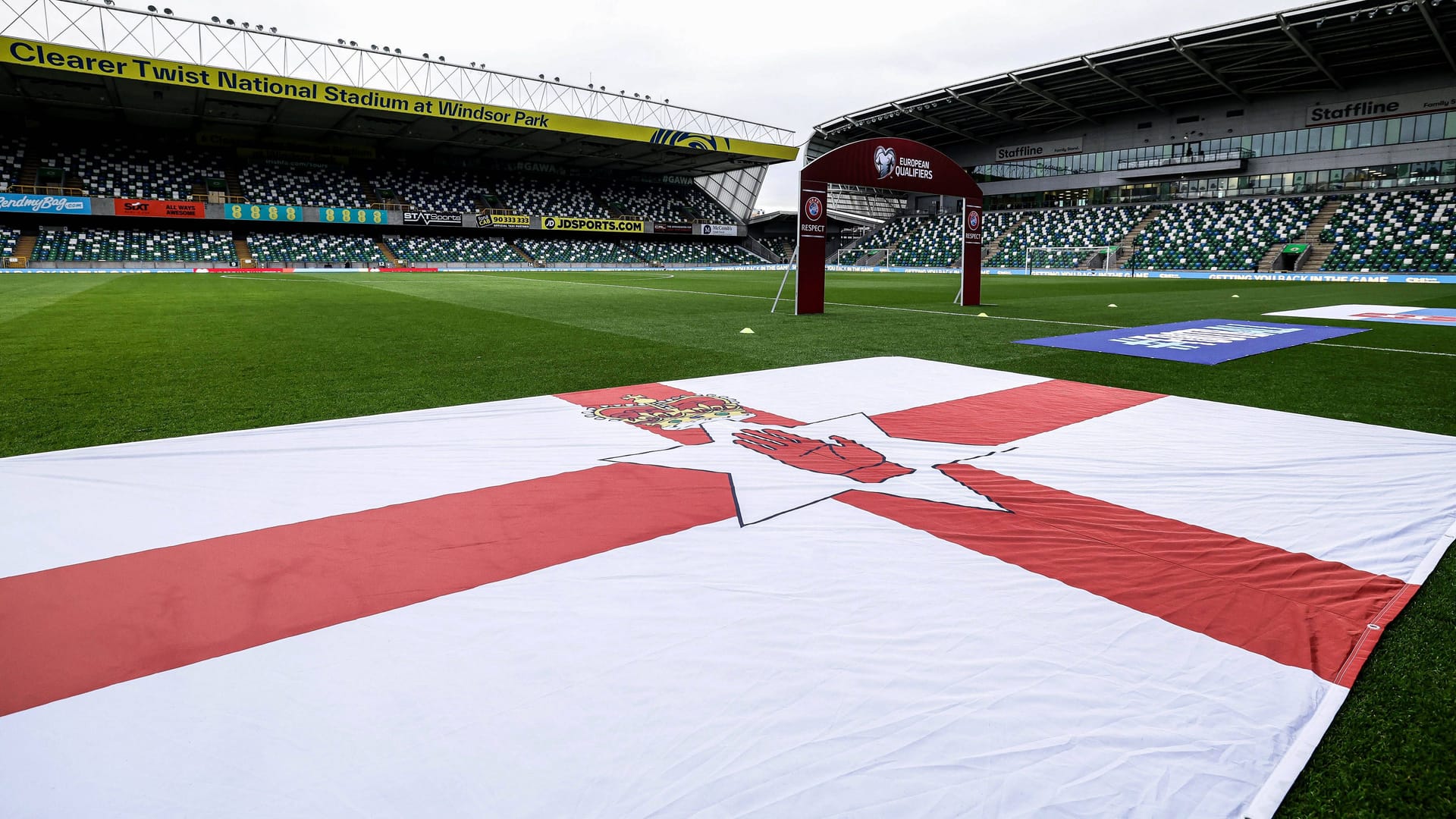 Der Windsor Park in Belfast: In dem kleinen Stadion kann es ziemlich laut werden. Der Windsor Park in Belfast: In dem kleinen Stadion kann es ziemlich laut werden.