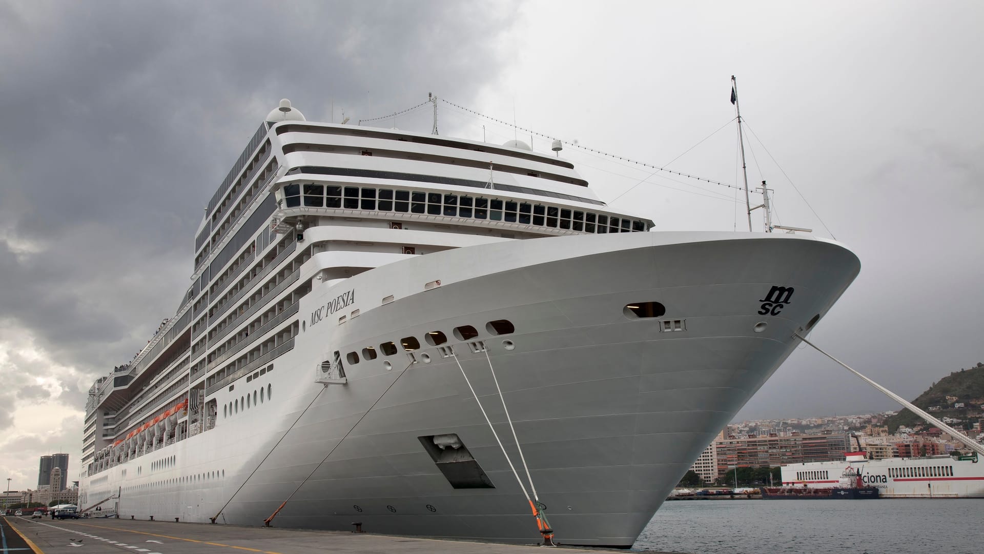 Die "MSC Poesia" (Archivbild): Das Kreuzfahrtschiff hat erstmals am neuen Cruise Center HafenCity in Hamburg festgemacht. Die "MSC Poesia" (Archivbild): Das Kreuzfahrtschiff hat erstmals am neuen Cruise Center HafenCity in Hamburg festgemacht.