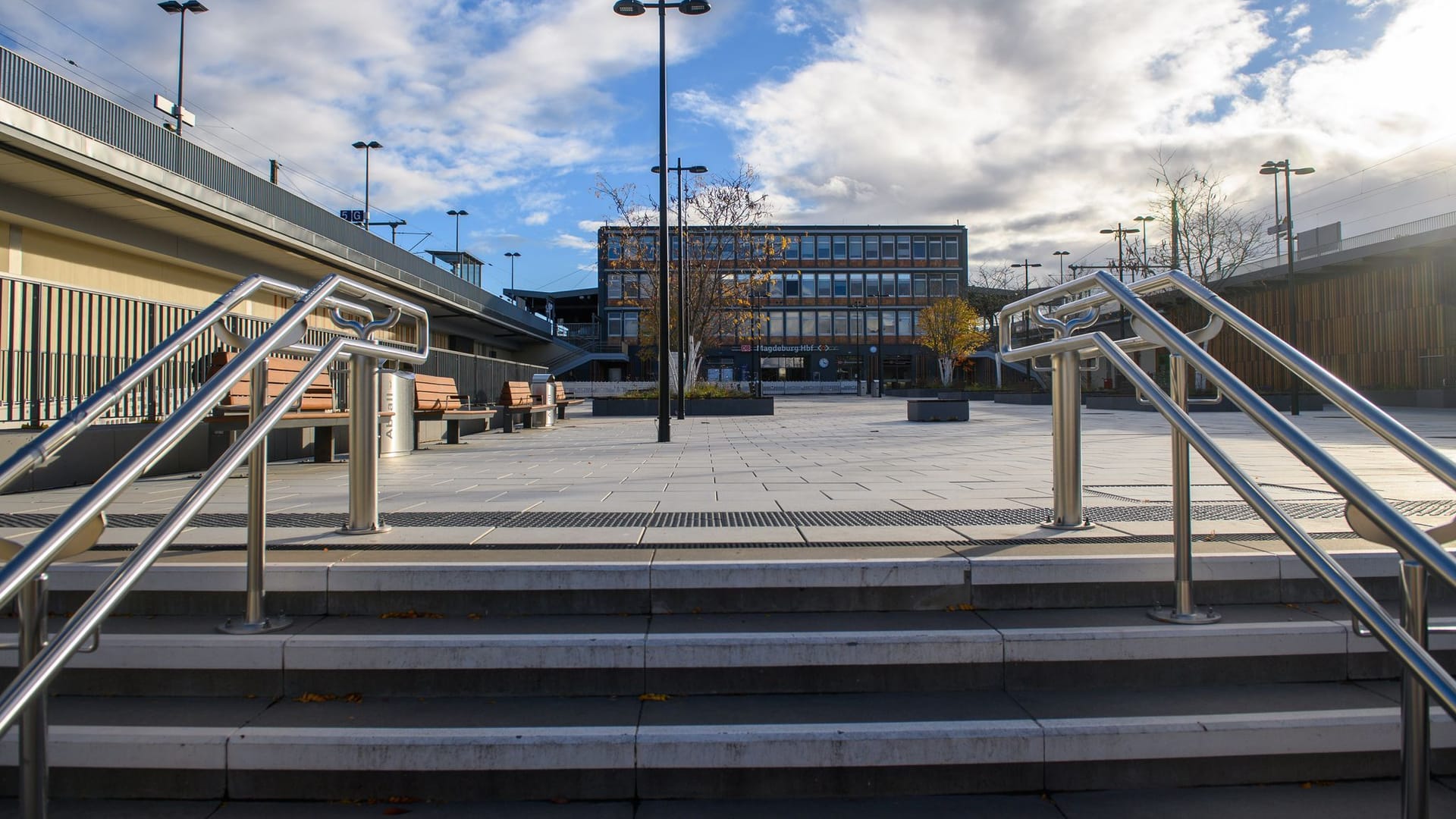 Der Kölner Platz mit dem Nebeneingang im Norden vom Magdeburger Hauptbahnhof. Der Bahnhof im Zentrum der Landeshauptstadt von Sachsen-Anhalt ist ein wichtiger Schienenverkehrsknoten für den Regionalverkehr.