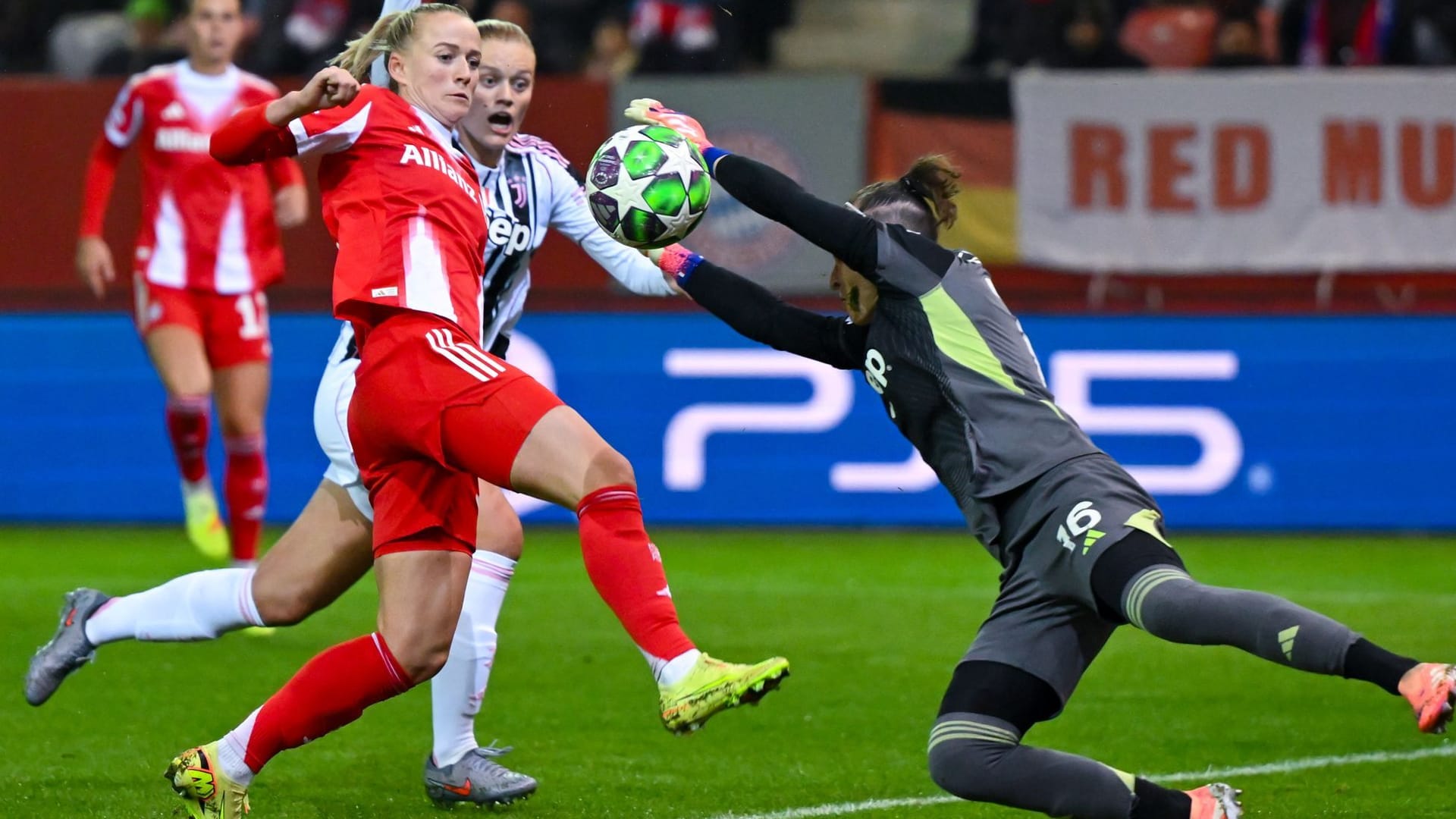 Die spielentscheidende Szene: Bayerns Schüller (li.) trifft zum 2:1 gegen Juventus. Die spielentscheidende Szene: Bayerns Schüller (li.) trifft zum 2:1 gegen Juventus.