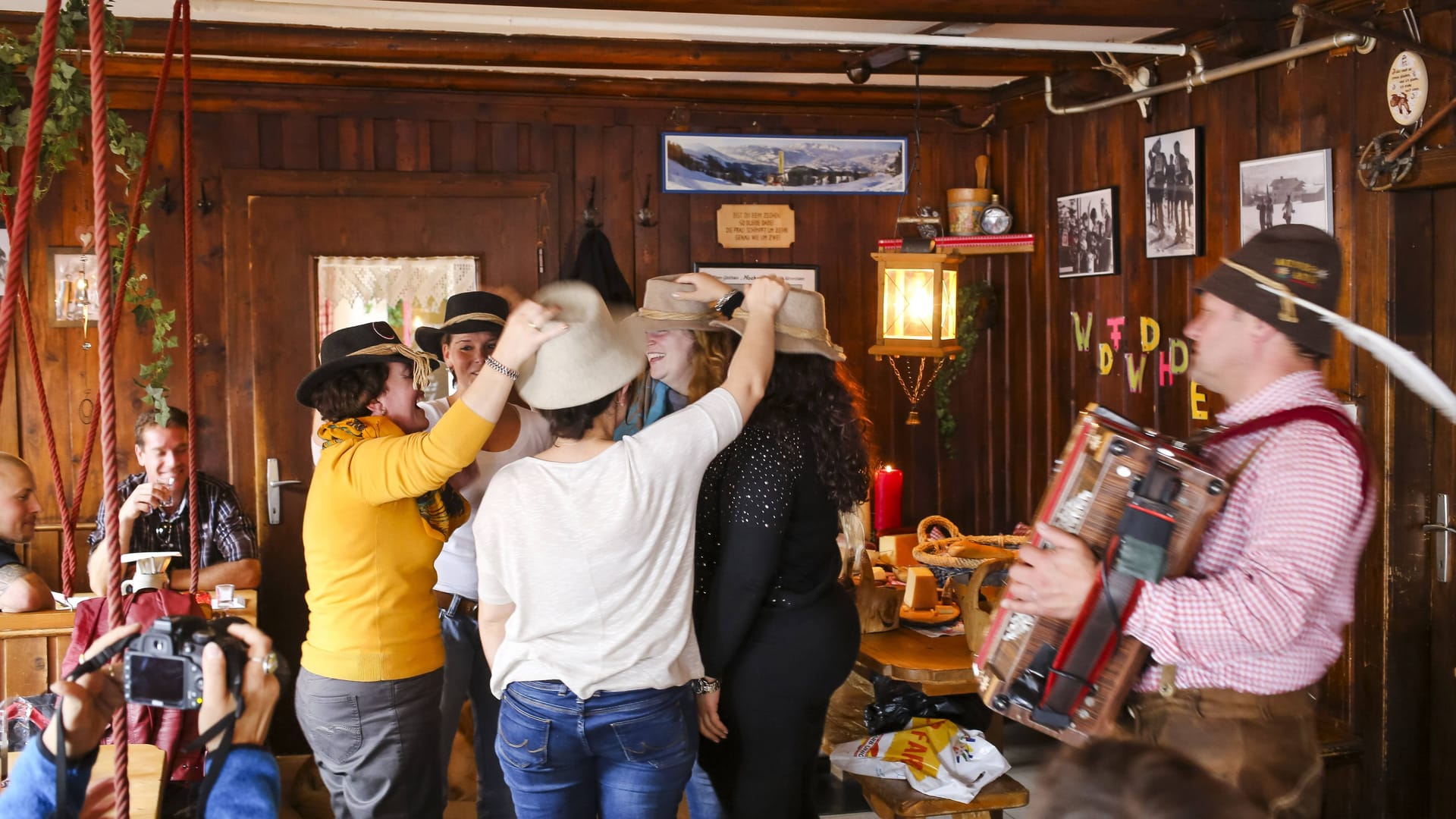 Eine Party in einer Berghütte: Bei Obersdorf wurde etwas zu heftig gefeiert (Symbolbild) Eine Party in einer Berghütte: Bei Obersdorf wurde etwas zu heftig gefeiert (Symbolbild)