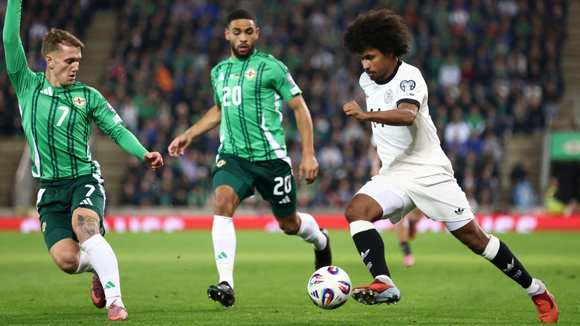 Stark aufgelegt: Karim Adeyemi gegen Nordirlands Ethan Galbraith (li.) und Brodie Spencer. Stark aufgelegt: Karim Adeyemi gegen Nordirlands Ethan Galbraith (li.) und Brodie Spencer.