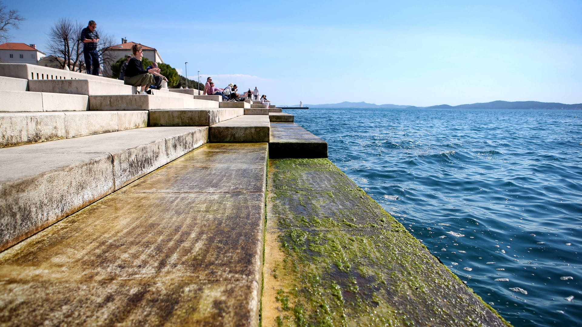 Seit 20 Jahren ist die Meeresorgel von Zadar ein Touristenmagnet. Die Töne entstehen durch Ein- und Ausfließen des Wassers in den Orgelpfeifen.