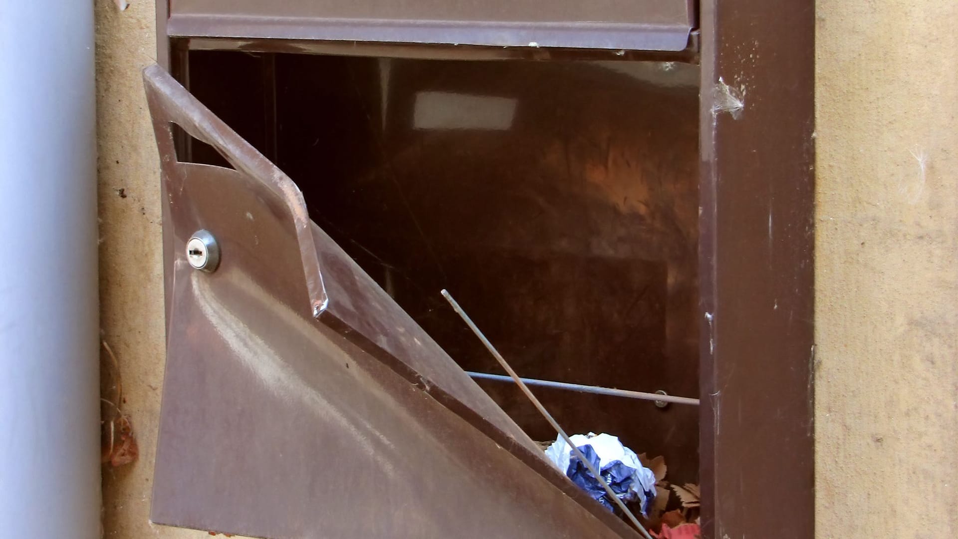 Zerstörter Briefkasten: Selten ist die Kriminaltat so deutlich. Zerstörter Briefkasten: Selten ist die Kriminaltat so deutlich.