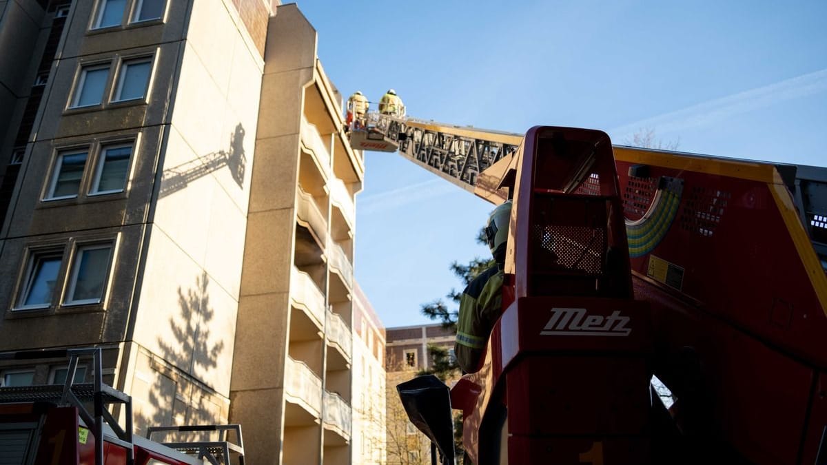 Die Feuerwehr (Symbolbild): In Dresden sind die Rettungskräfte in Leuben im Einsatz. Die Feuerwehr (Symbolbild): In Dresden sind die Rettungskräfte in Leuben im Einsatz.