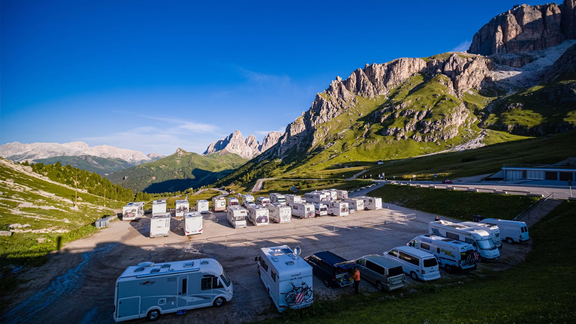 Campingmobile parken am Pordoipass mit Blick auf die Sella-Gruppe (rechts). Campingmobile parken am Pordoipass mit Blick auf die Sella-Gruppe (rechts).