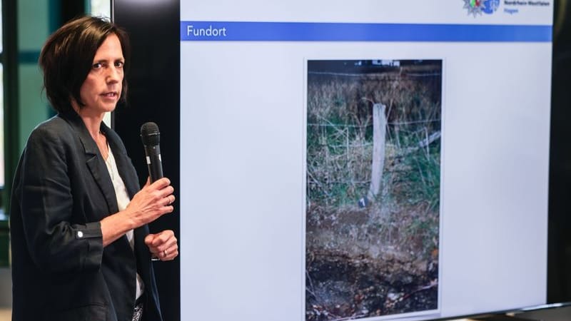 Nina Laura, stellvertretende Leiterin der Mordkommission, zeigt ein Foto vom Tatort. Nina Laura, stellvertretende Leiterin der Mordkommission, zeigt ein Foto vom Tatort.