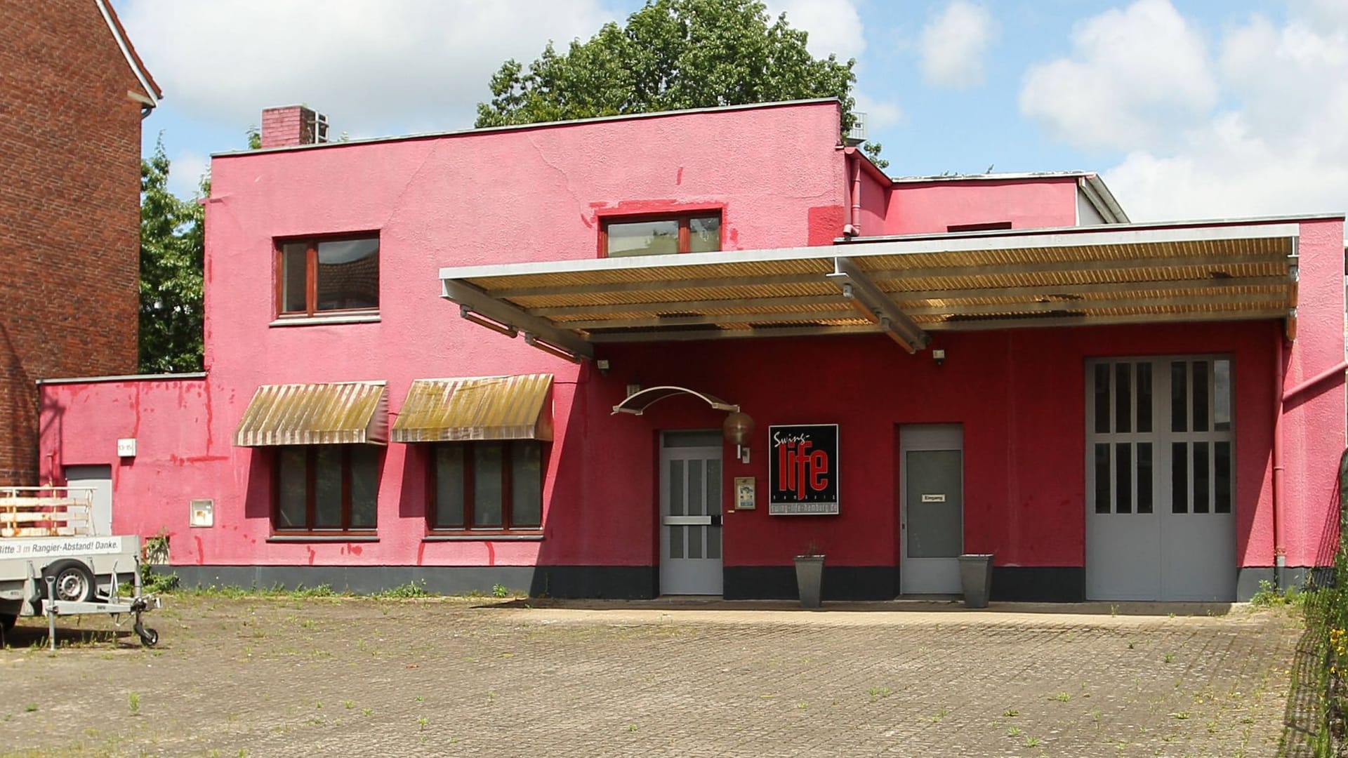 Das "Swing Life" an der Straße Auf dem Königslande in Hamburg (Archivbild): Für das Gebäude des früheren Swingerklubs wird ein neuer Besitzer gesucht. Das "Swing Life" an der Straße Auf dem Königslande in Hamburg (Archivbild): Für das Gebäude des früheren Swingerklubs wird ein neuer Besitzer gesucht.