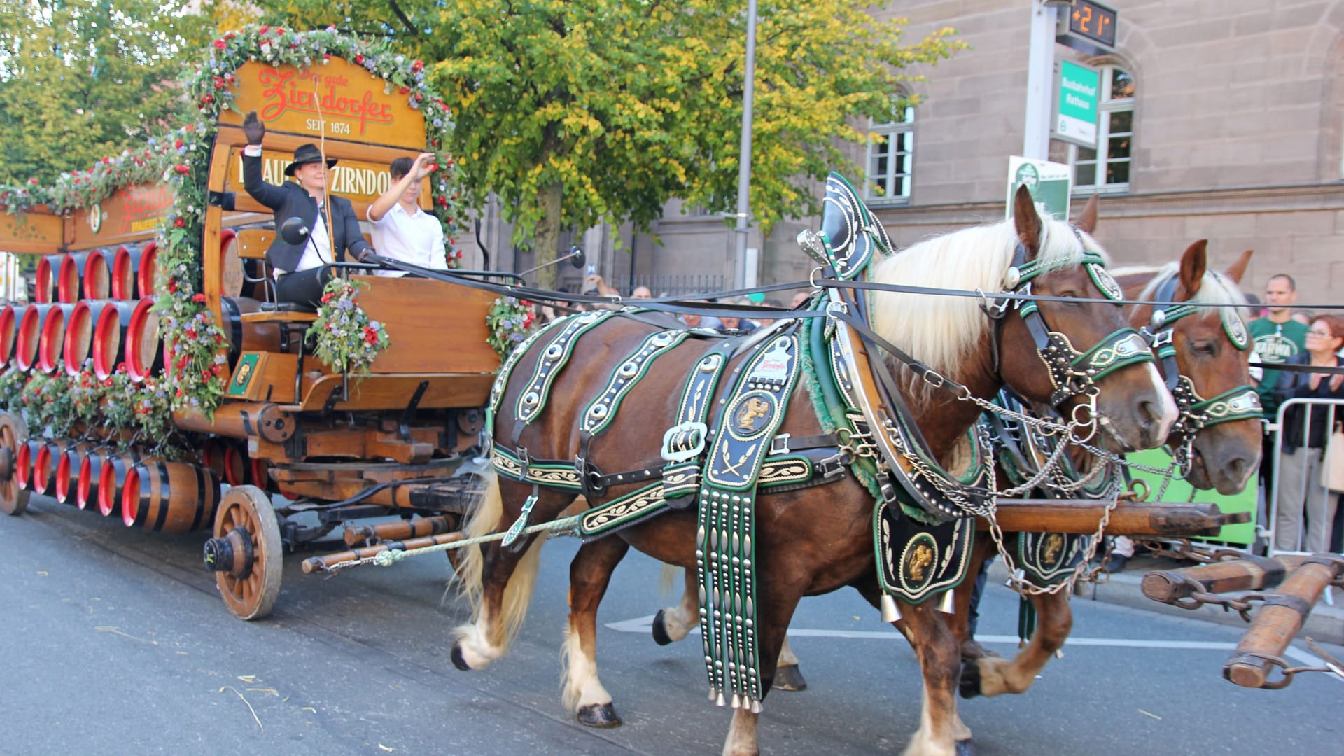 Erntedankfestzug in Fürth (Symbolbild): Mehrere Straßen sind am Sonntag deshalb gesperrt. Erntedankfestzug in Fürth (Symbolbild): Mehrere Straßen sind am Sonntag deshalb gesperrt.