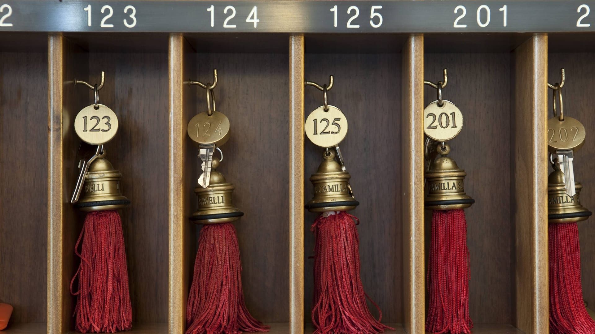 Hotelschlüssel hängen an einer Wand (Symbolbild): Auch in Dresden hat der Guide Michelin eine Liste von außergewöhnlichen Hotels herausgegeben.