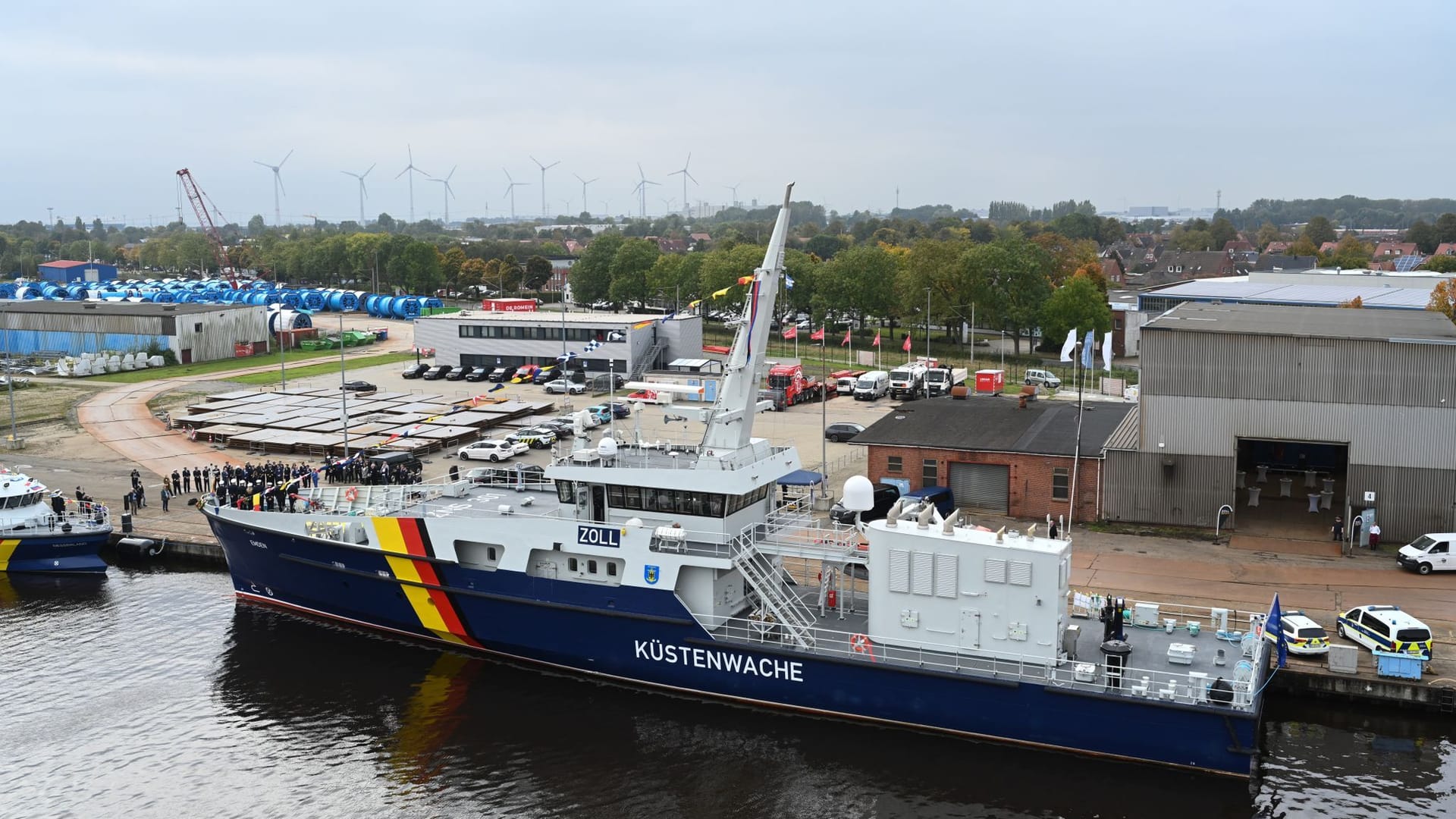 Blick auf das neue Zollschiff: Die "Emden" soll künftig unter anderem rund um die Ostfriesischen Inseln zum Einsatz kommen. Blick auf das neue Zollschiff: Die "Emden" soll künftig unter anderem rund um die Ostfriesischen Inseln zum Einsatz kommen.