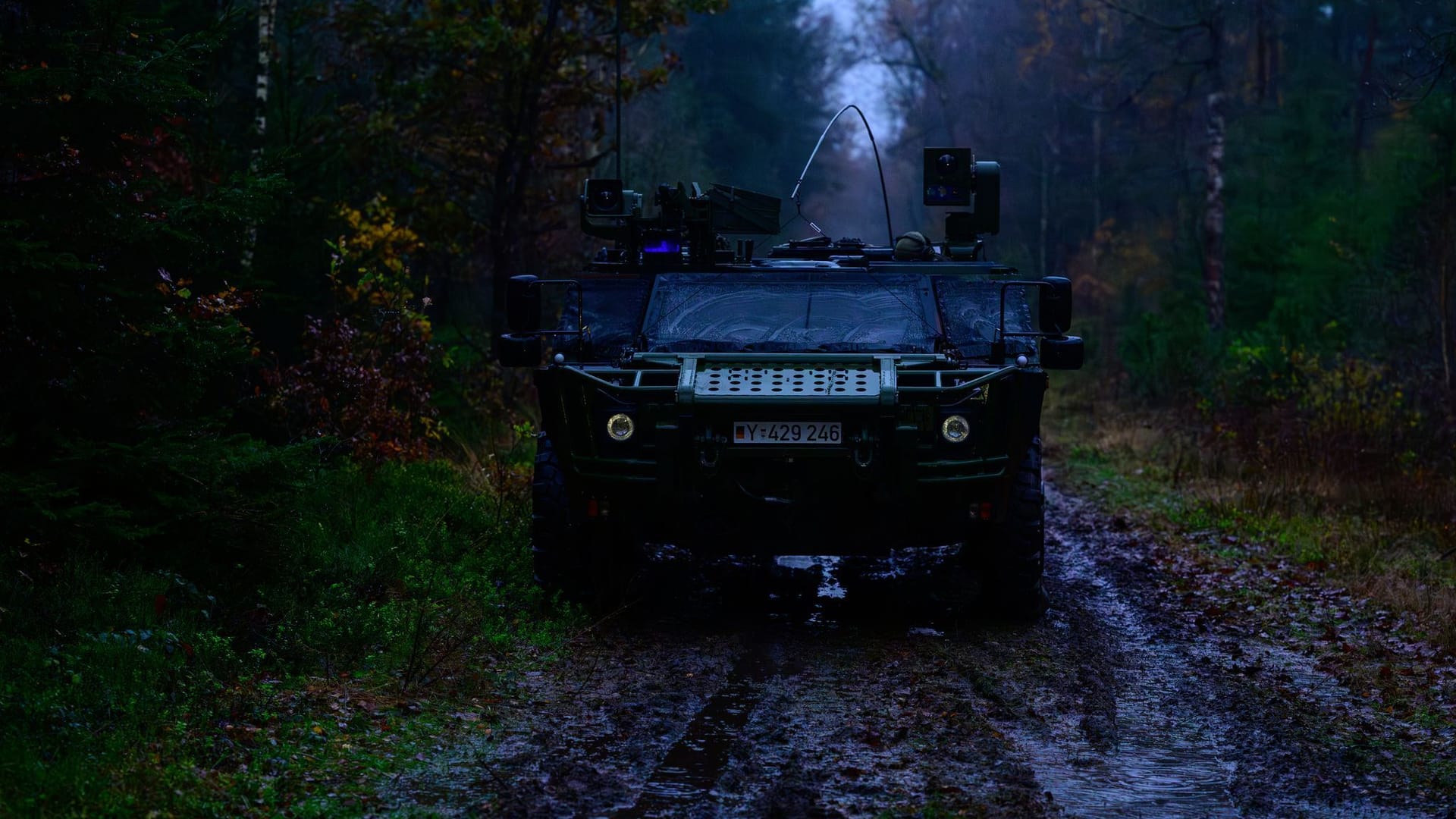 Ein Spähwagen der Bundeswehr vom Typ Fennek fährt durch einen Wald (Archivbild): Bei einer Militärubung gab es einen Unfall mit einem solchen Wagen.