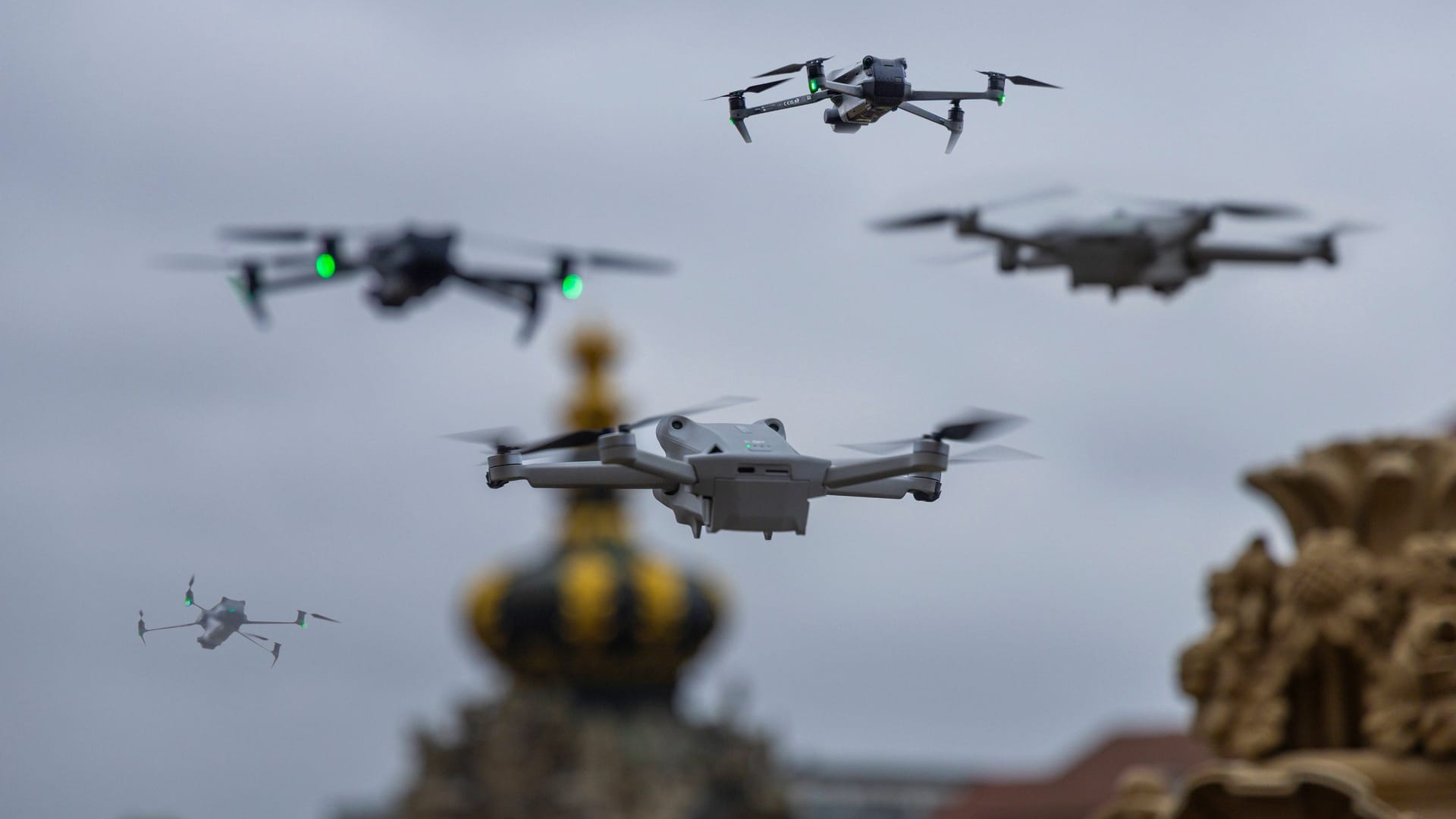 Drohnen über Deutschland (Symbolbild): Viele kleine und mittelständische Unternehmen treiben die Innovation im Rüstungssektor voran.