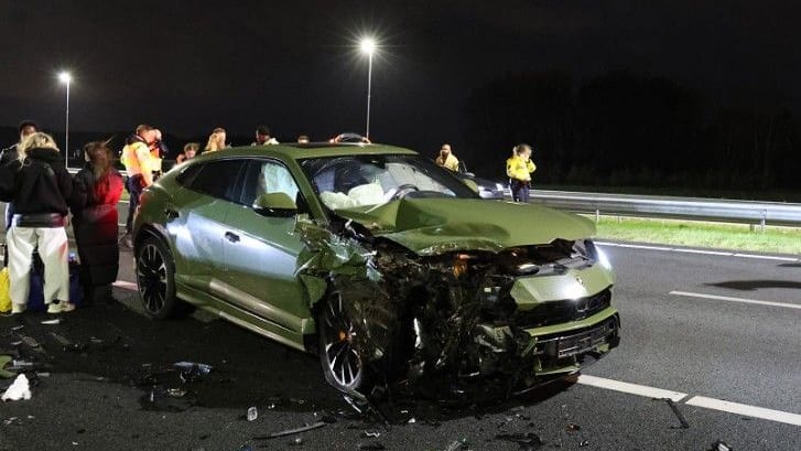 Vollkommen zerstört: der Lamborghini von Eljero Elia nach dem Unfall.