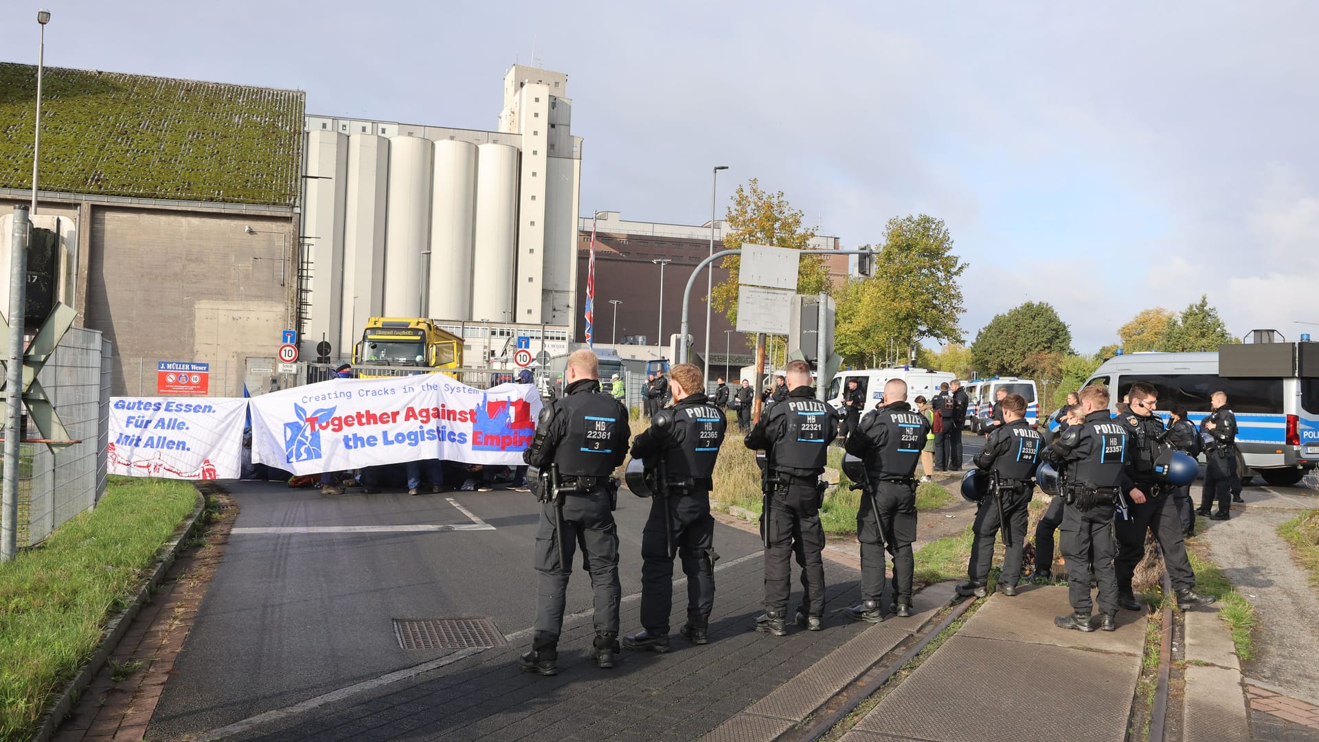 Mehrere Aktivisten haben einen Betrieb im Getreidehafen blockiert. Die Polizei ist mit zahlreichen Einsatzkräften vor Ort.