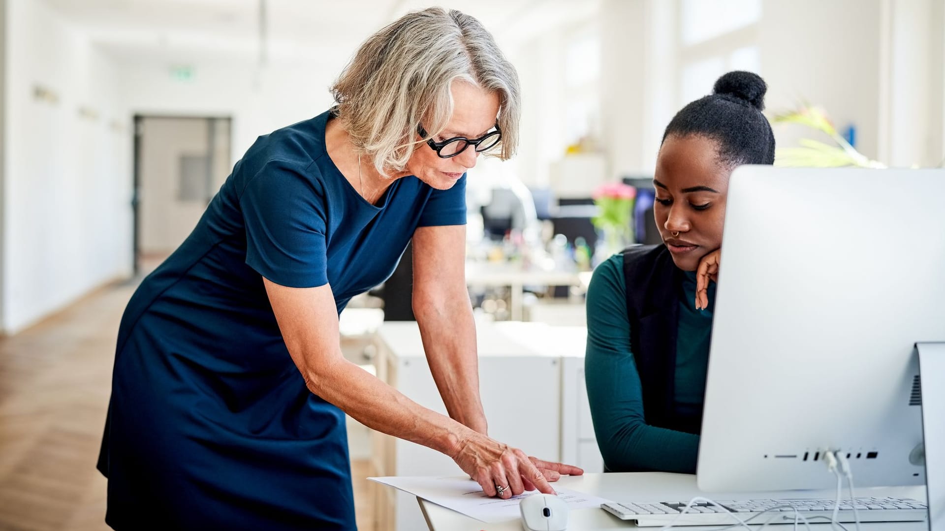 Ältere Frau leitet Kollegin an (Symbolbild): Auch als Rentner möchte manch einer weiterarbeiten.