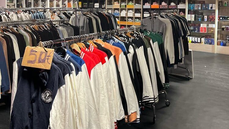 Verdacht auf Handel mit gefälschten Marken: Die Polizei nahm ein Lager in Köln aus. Verdacht auf Handel mit gefälschten Marken: Die Polizei nahm ein Lager in Köln aus.