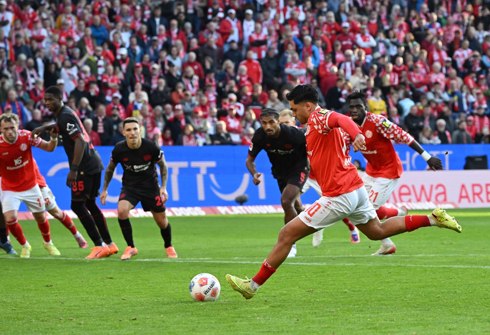 Nadiem Amiri verkürzte zwischenzeitlich auf 2:3 aus Mainzer-Sicht. Nadiem Amiri verkürzte zwischenzeitlich auf 2:3 aus Mainzer-Sicht.