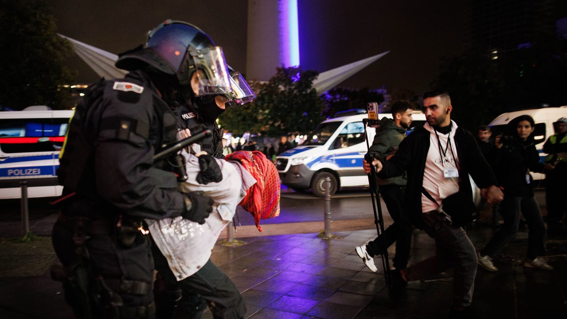 Polizisten führen einen Teilnehmer bei einer verbotenen Kundgebung gegen Israel ab: Insgesamt versammelten sich rund 500 Personen auf dem Alexanderplatz.