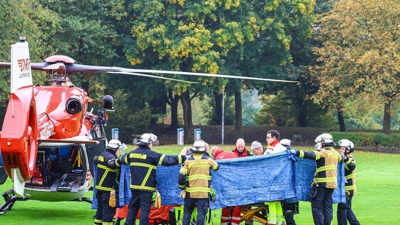 Einsatzkräfte stehen neben einem Rettungshubschrauber. Die neu gewählte Bürgermeisterin von Herdecke, Iris Stalzer (SPD), ist lebensgefährlich verletzt worden. Einsatzkräfte stehen neben einem Rettungshubschrauber. Die neu gewählte Bürgermeisterin von Herdecke, Iris Stalzer (SPD), ist lebensgefährlich verletzt worden.