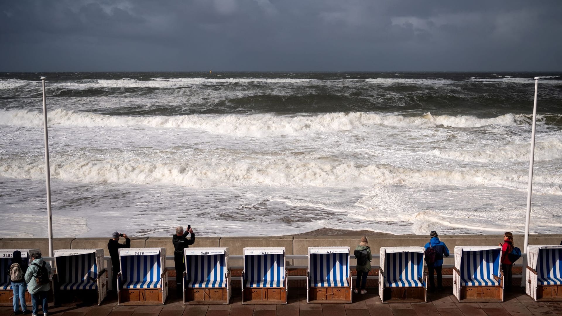 Hoher Wellengang am Strand von Westerland auf der Nordseeinsel Sylt. Eine Sturmflut setzt dem Norden Deutschlands zu. Hoher Wellengang am Strand von Westerland auf der Nordseeinsel Sylt. Eine Sturmflut setzt dem Norden Deutschlands zu.