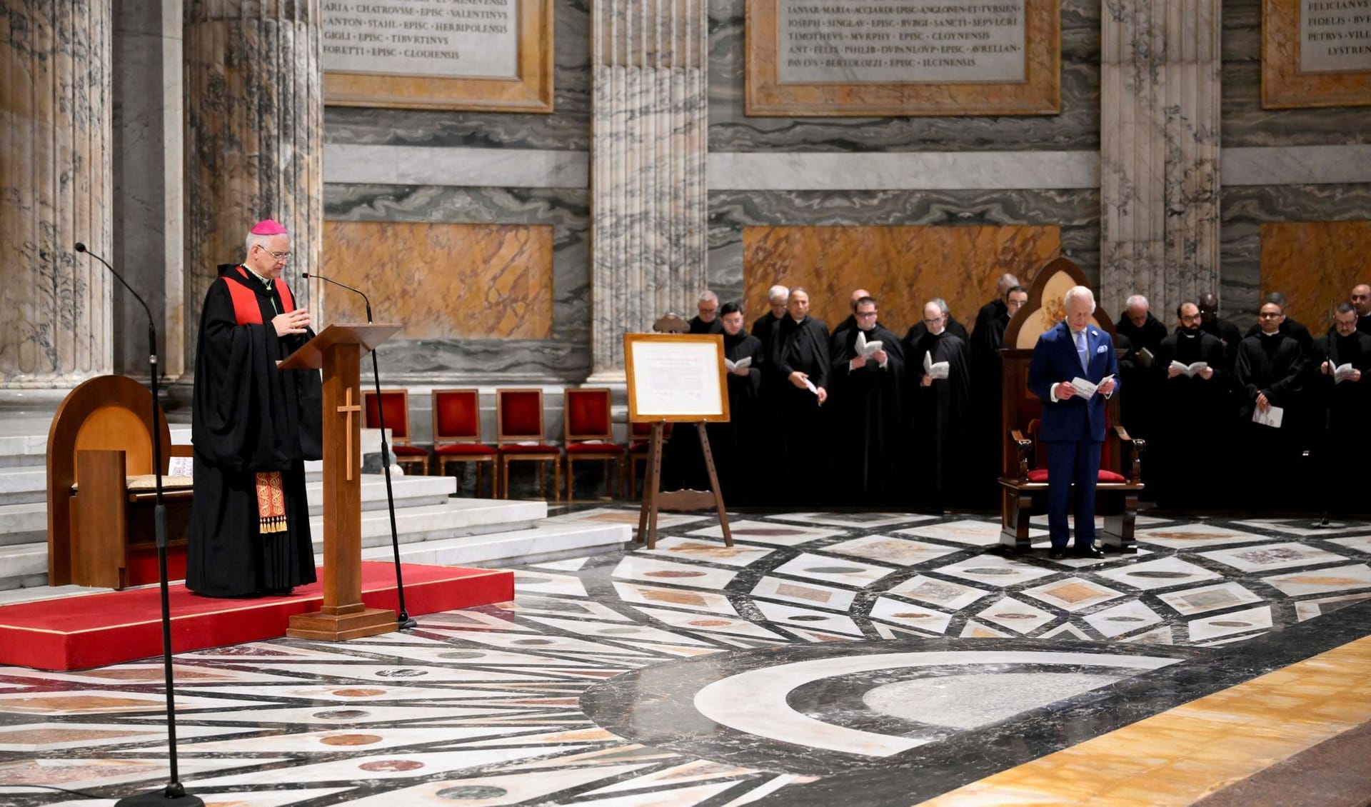 Der Papst betet mit König Charles III. im Vatikan.