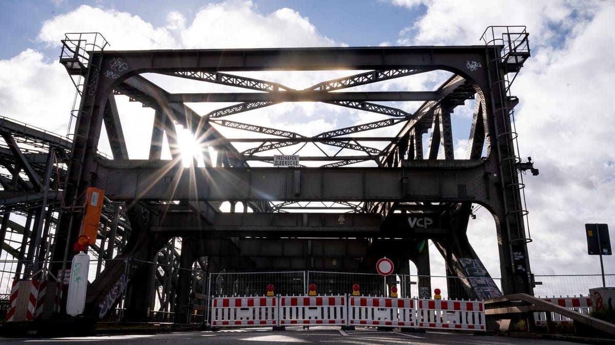 Po nesreči ladje je Freihafenelbbrücke v Hamburgu še naprej zaprta