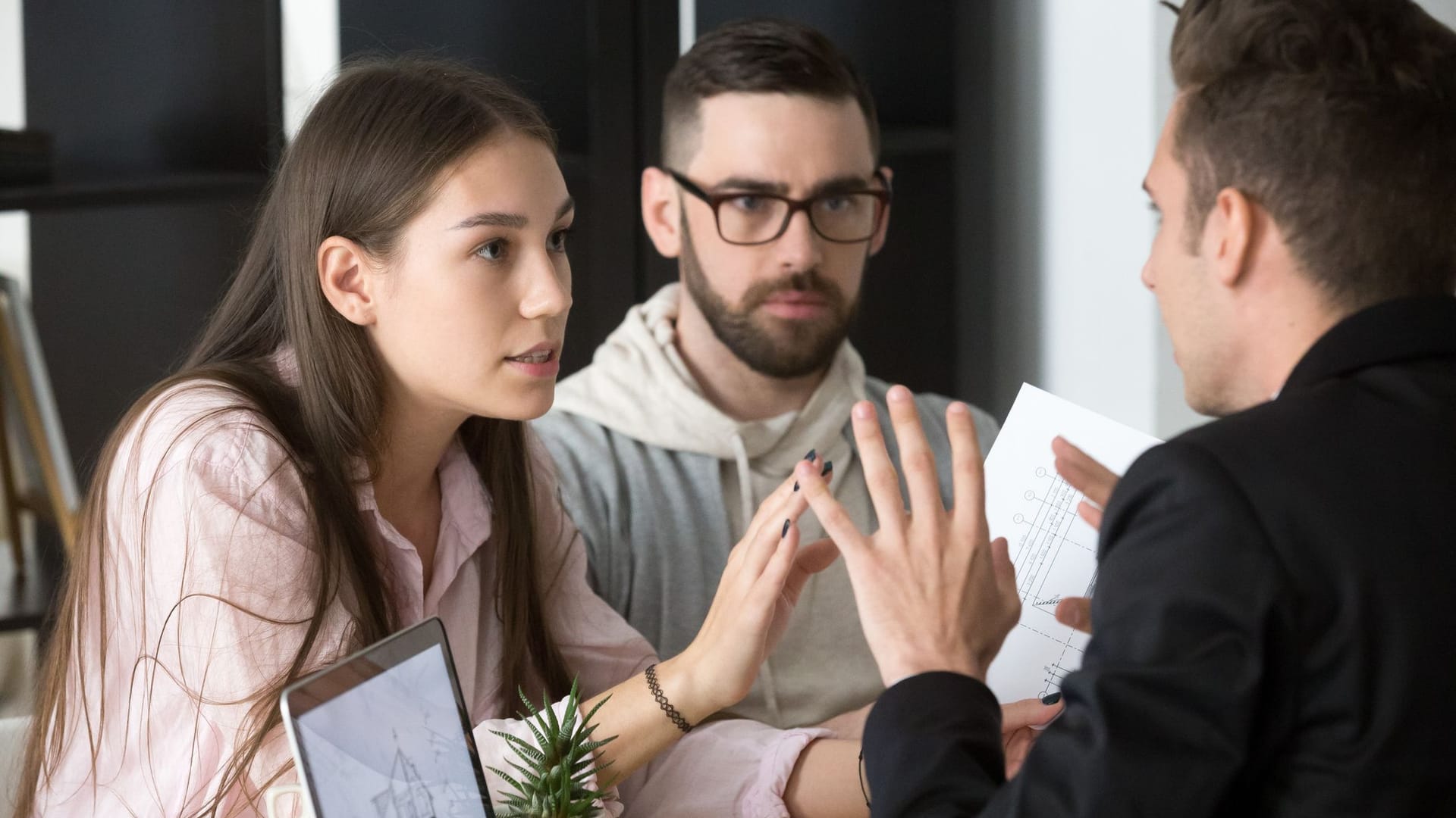 Paar beschwert sich bei einem Versicherungssacharbeiter Paar beschwert sich bei einem Versicherungssacharbeiter