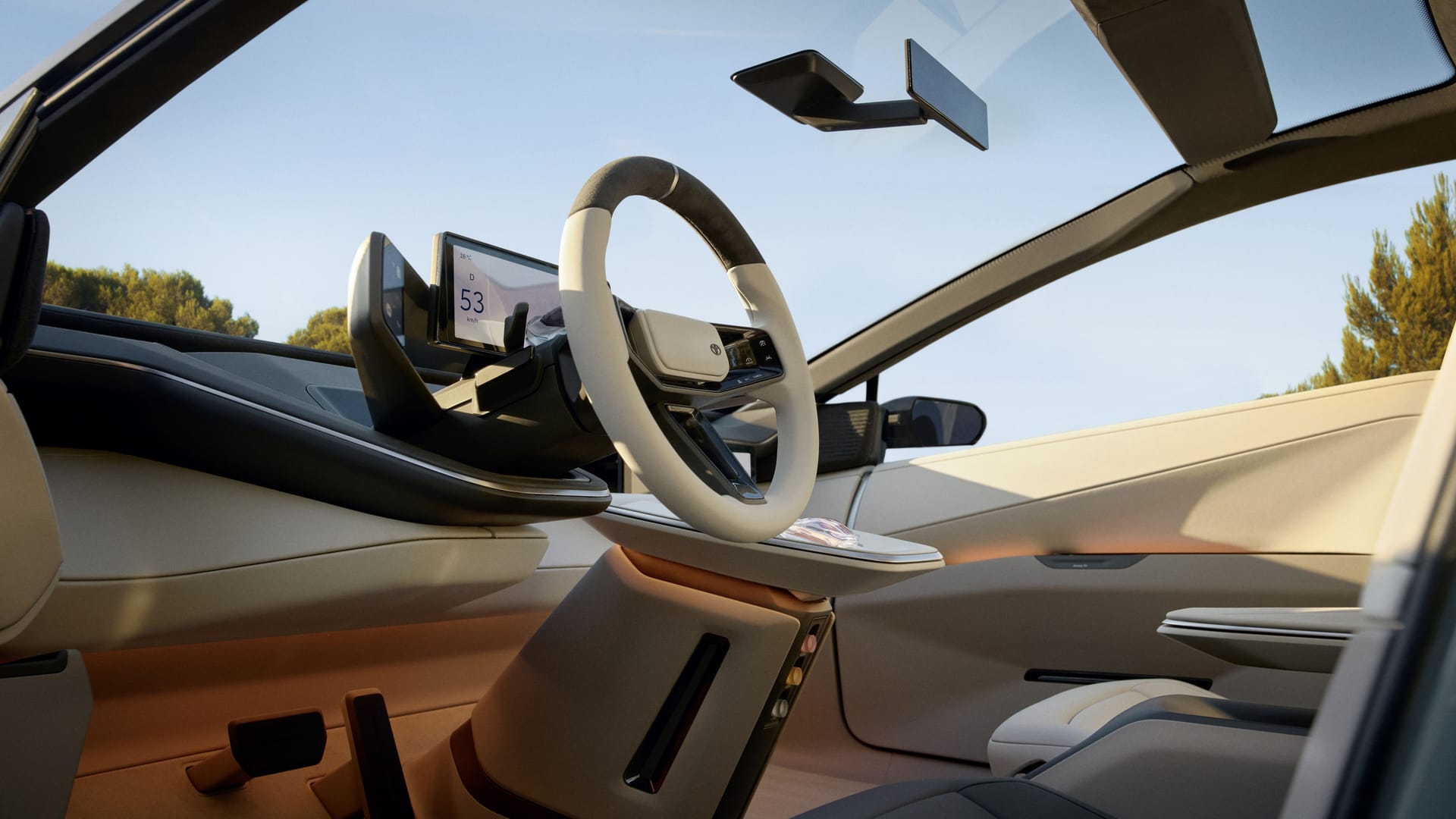 Luftig: Im aufgeräumten Cockpit sind zwei Displays montiert.