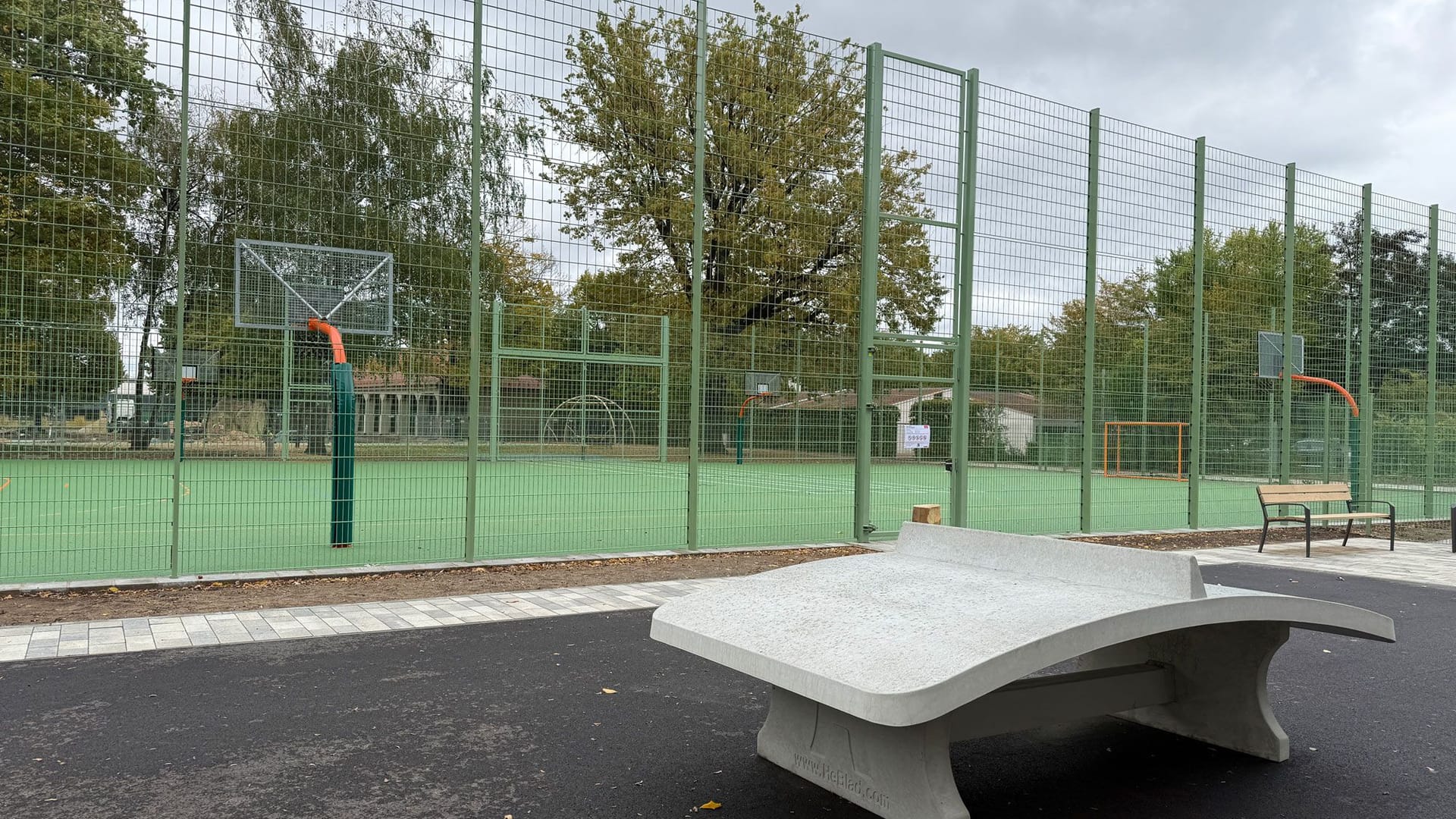 Der neue Sportplatz: Hier kann Fußball und Basketball gespielt werden, zudem ist eine Teqball-Platte Teil der Anlage.