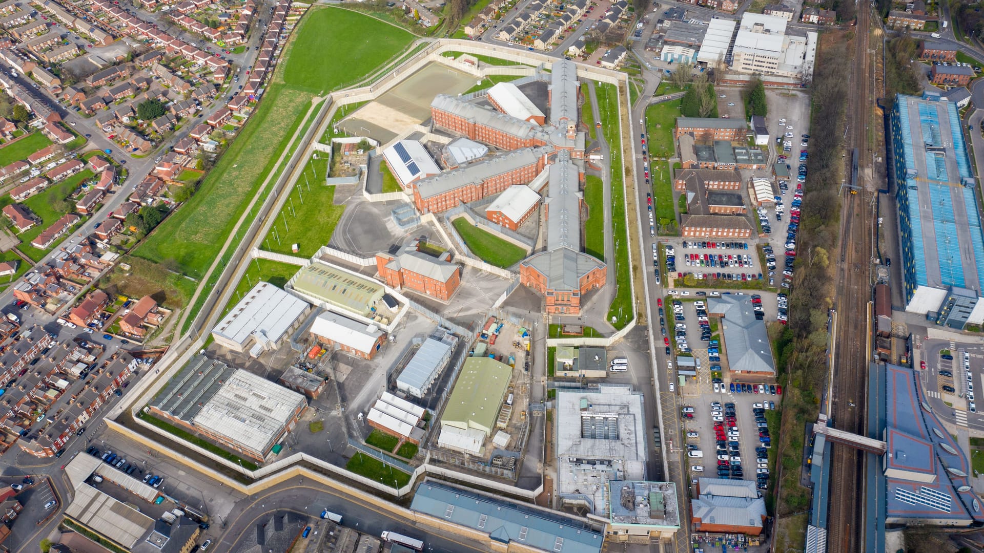 HMP Wakefield von oben: In dieser britischen Haftanstalt starb Ian Watkins. HMP Wakefield von oben: In dieser britischen Haftanstalt starb Ian Watkins.